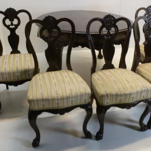 Rozkládací barokní jídelní stůl s pěti polstrovanými židlemi