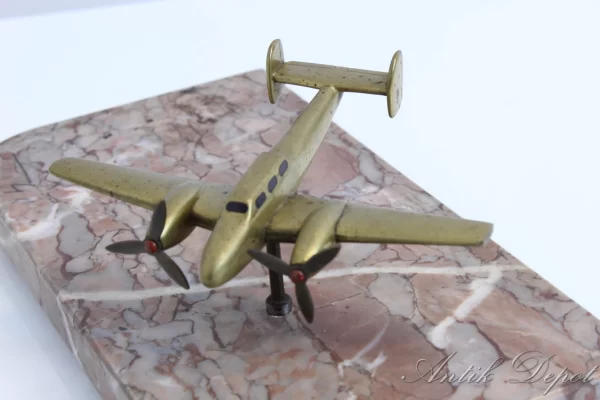 Dekorace letadlo, retro letadlo - plastika letadla na soklu