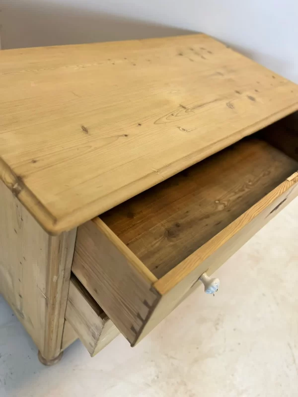 Shora – From above - Pohled do otevřeného šuplíku – View into an open drawer