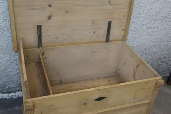 Prostorná selská truhla s šuplíkem