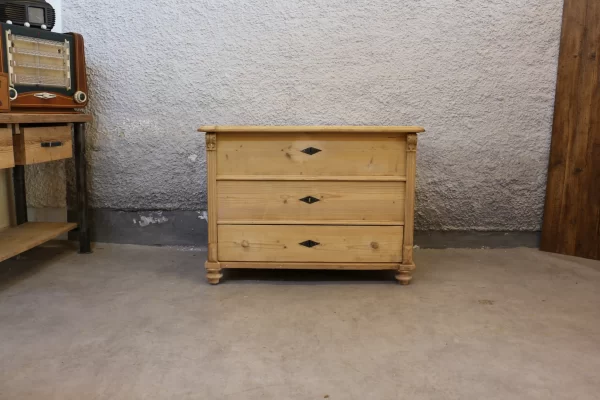 Selská truhla s šuplíkem – maskovaná jako komoda (originál, restaurovaná, bez vosku)