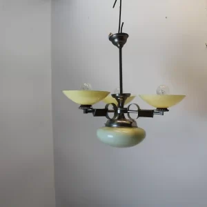 Chromovaný lustr se skleněnými stínidly