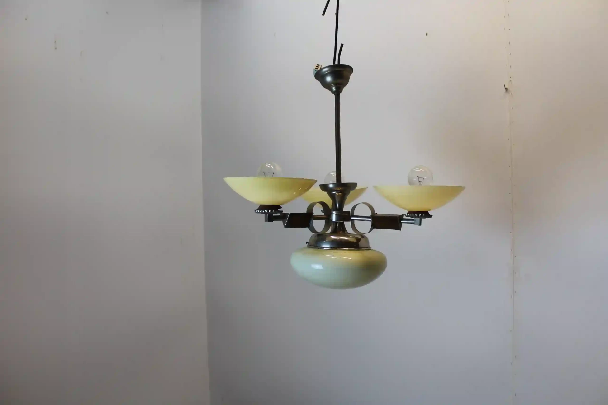 Chromovaný lustr se skleněnými stínidly