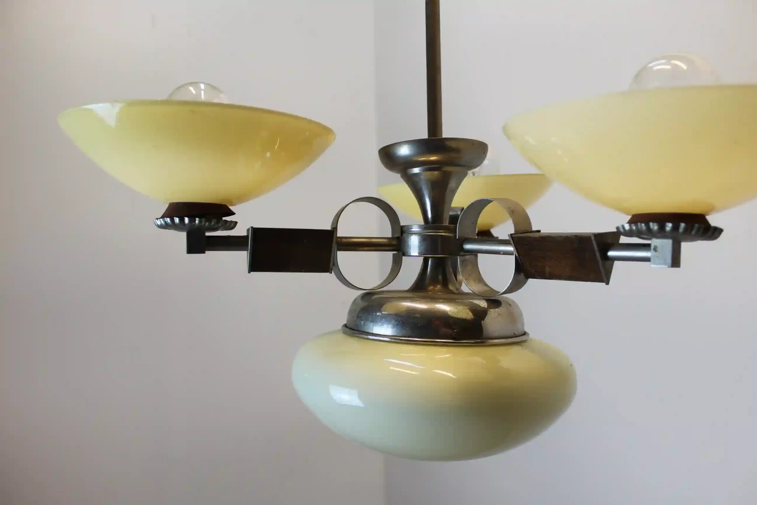 Chromovaný lustr se skleněnými stínidly – 60.–70. léta - bruselský styl