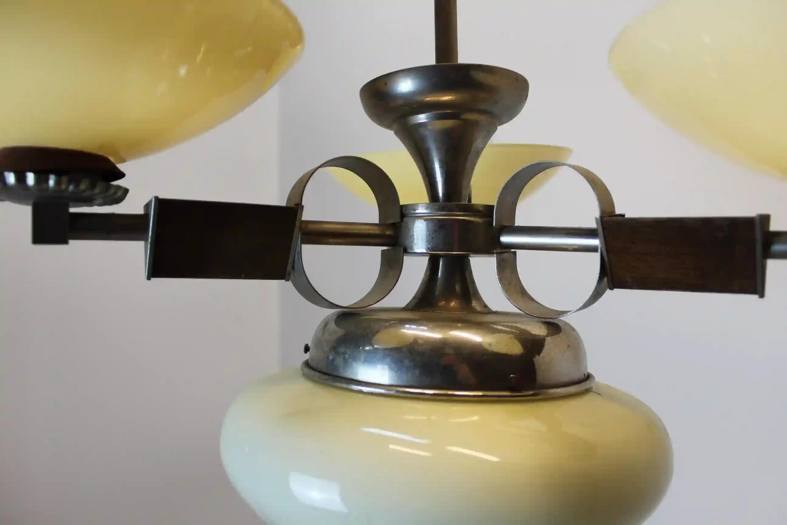 Chromovaný lustr se skleněnými stínidly – 60.–70. léta - detail - centrální část