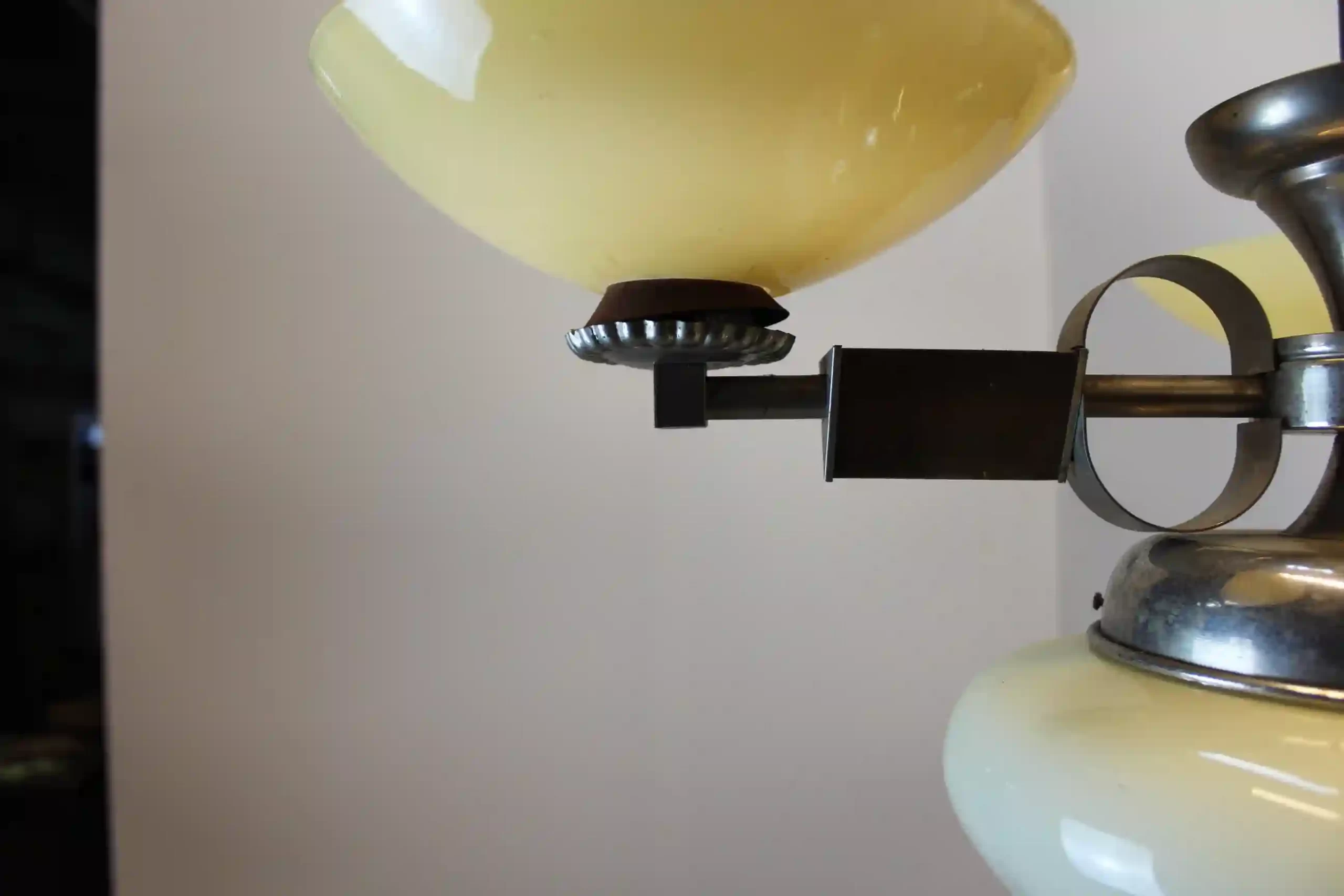 Chromovaný lustr se skleněnými stínidly – 60.–70. léta - detail ramena