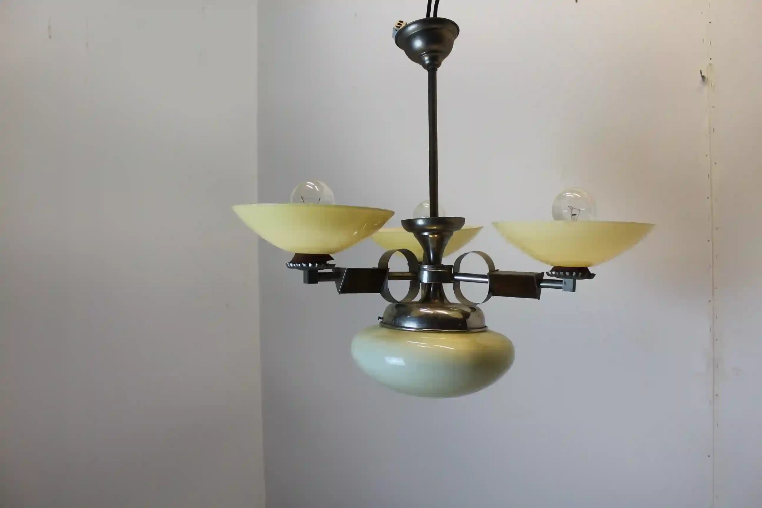 Chromovaný lustr se skleněnými stínidly – 60.–70. léta