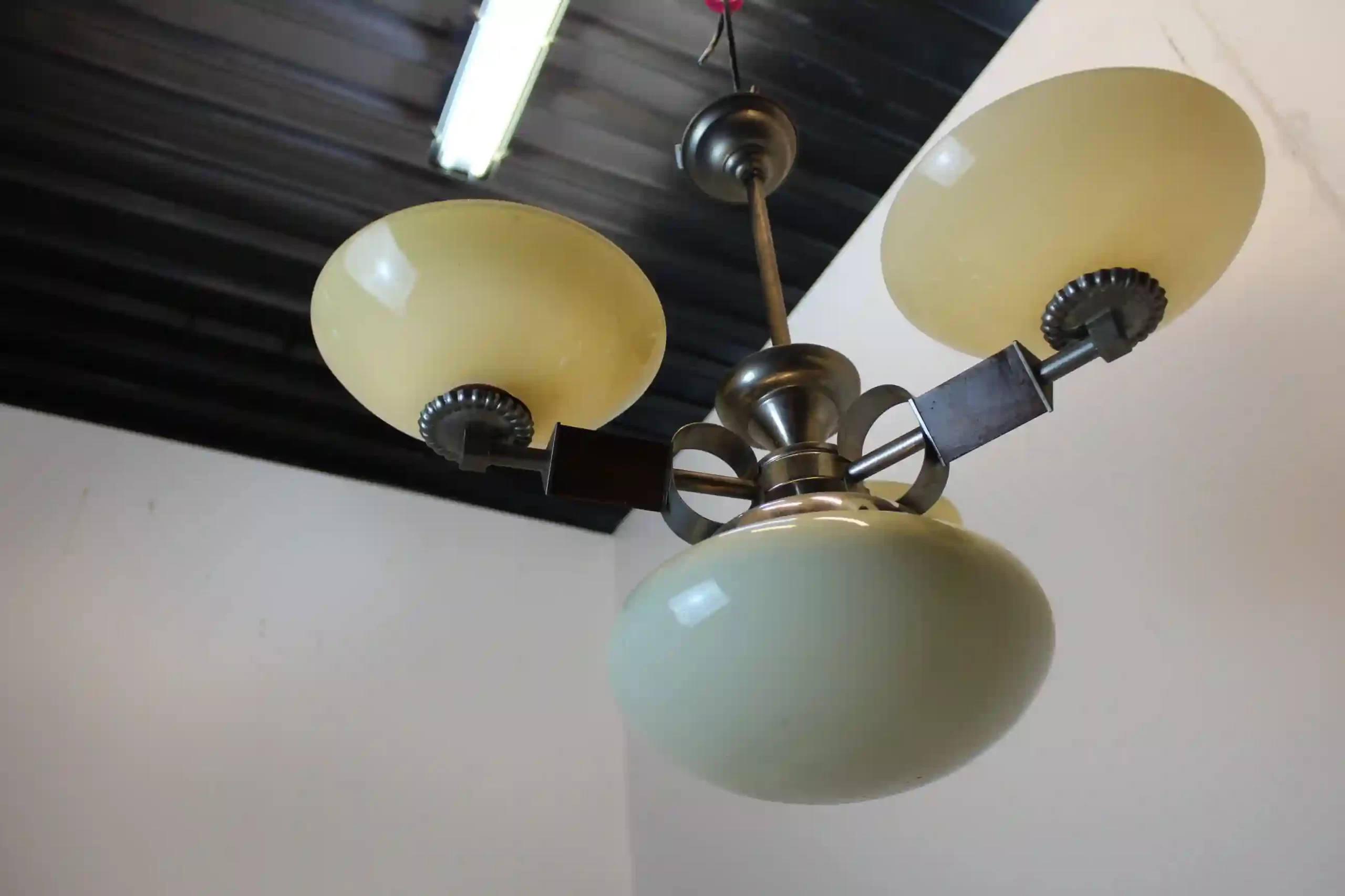 Chromovaný lustr se skleněnými stínidly – 60.–70. léta - spodek