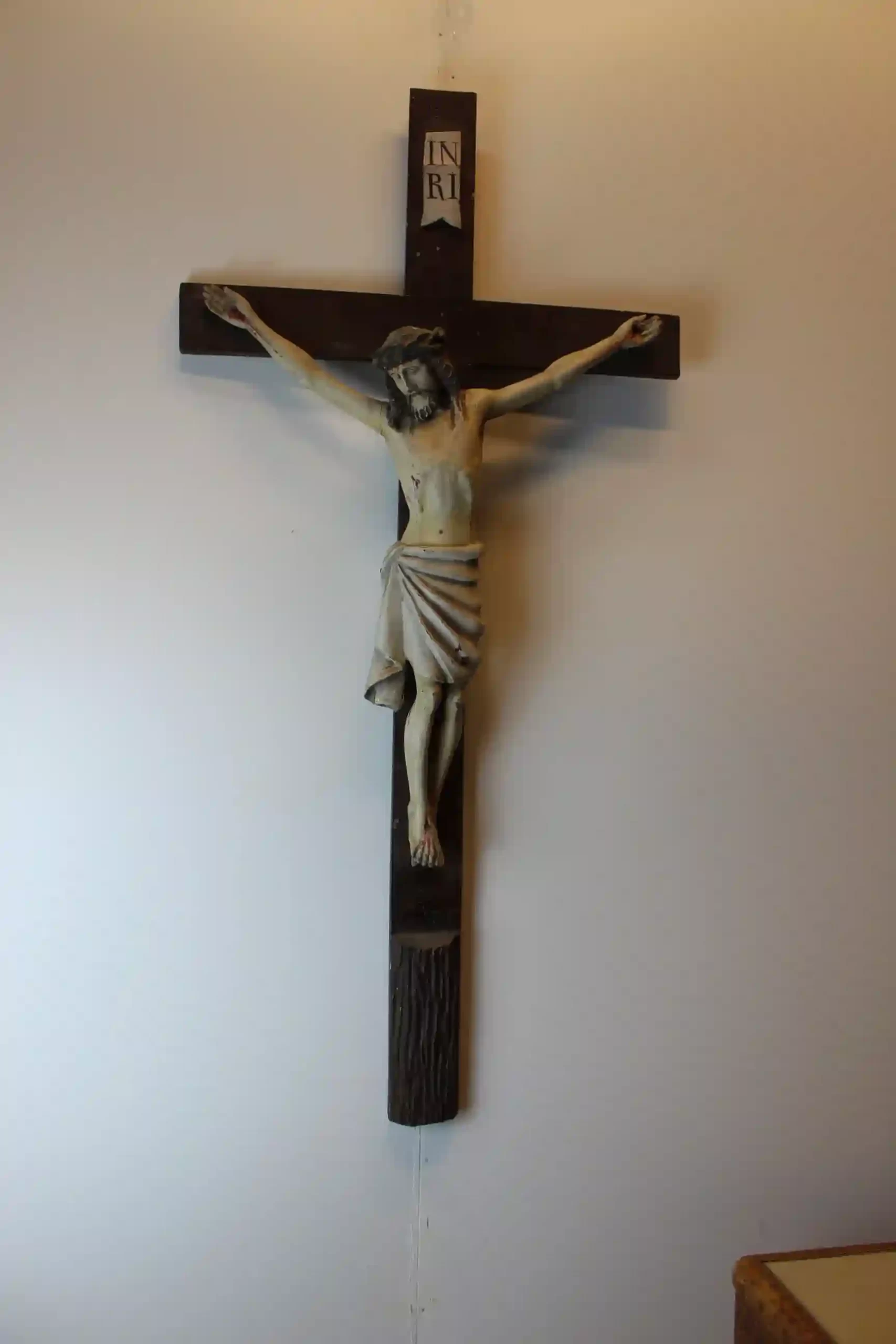 Dekorativní nástěnný kříž s figurou Krista (INRI)