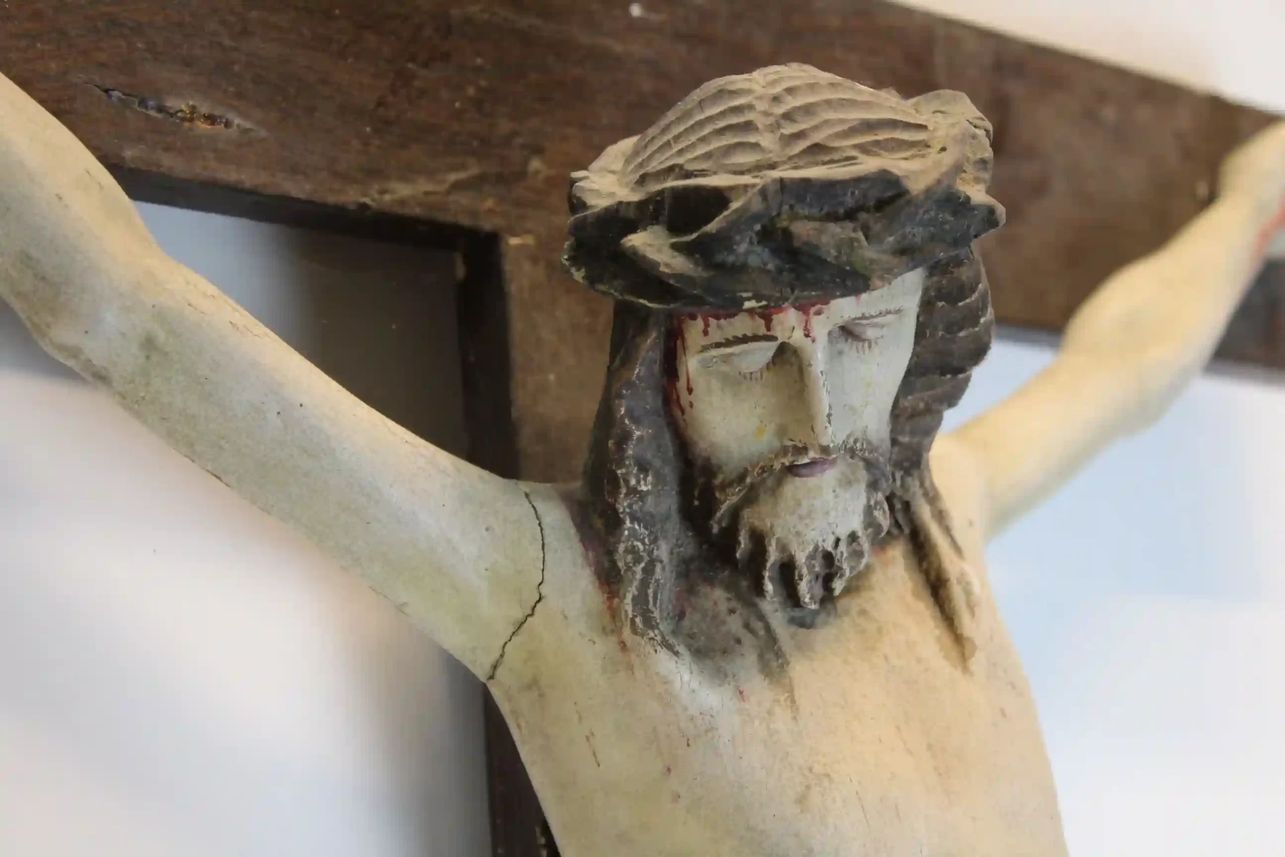 Dekorativní nástěnný kříž s figurou Krista - detail