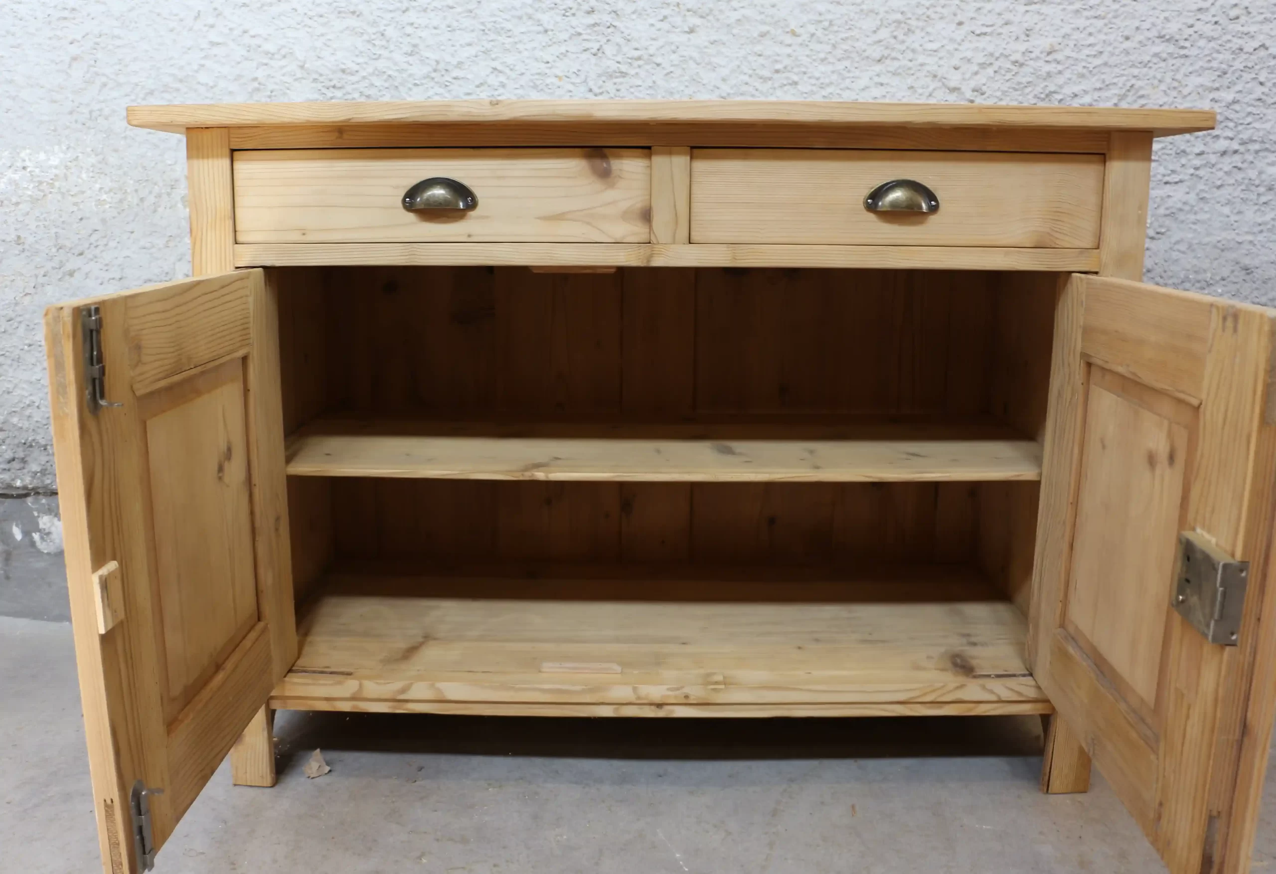 Dolní část původní kredence z 19. století - pohled dovnitř