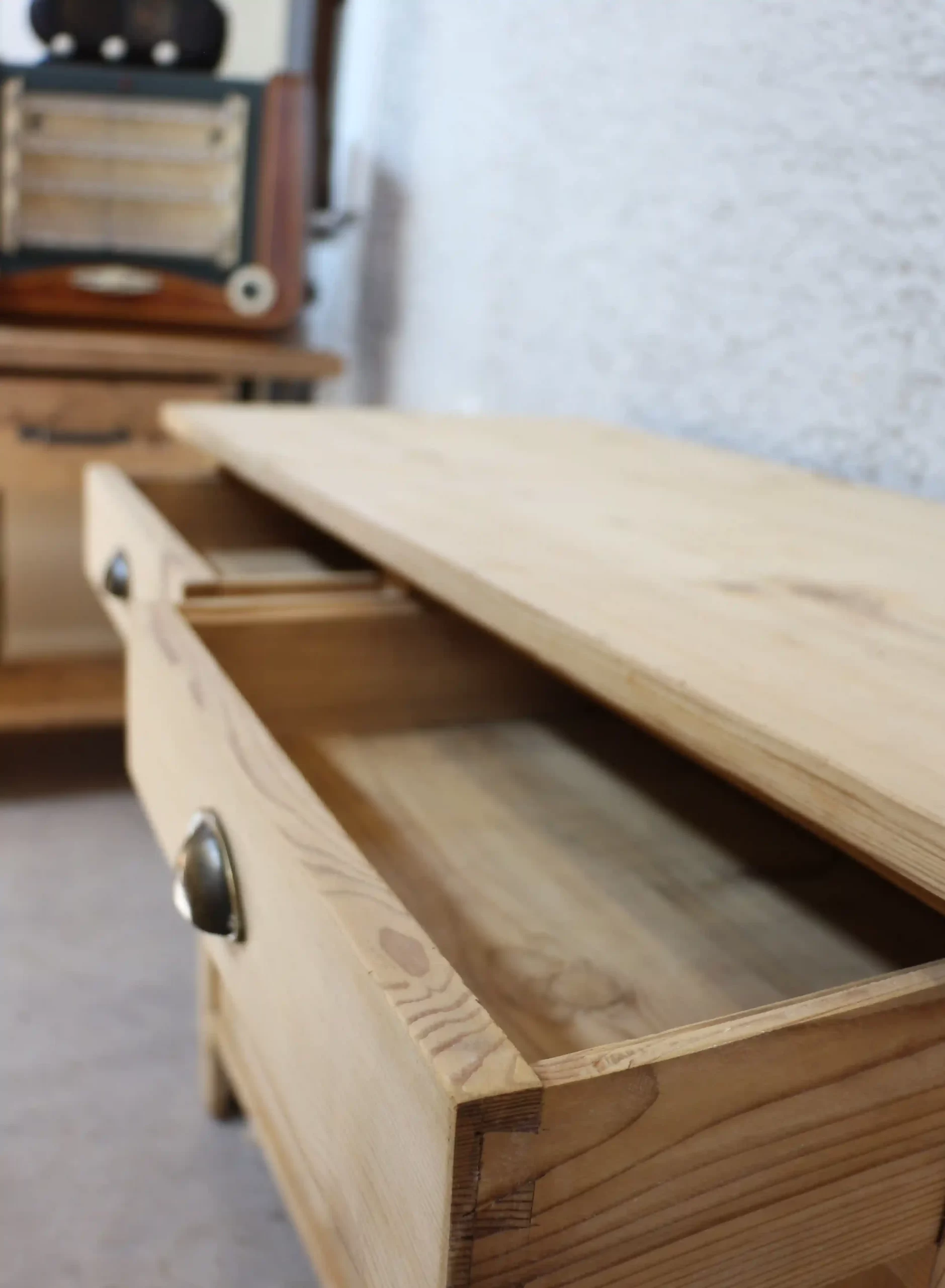 Dolní část původní kredence z 19. století - šuple