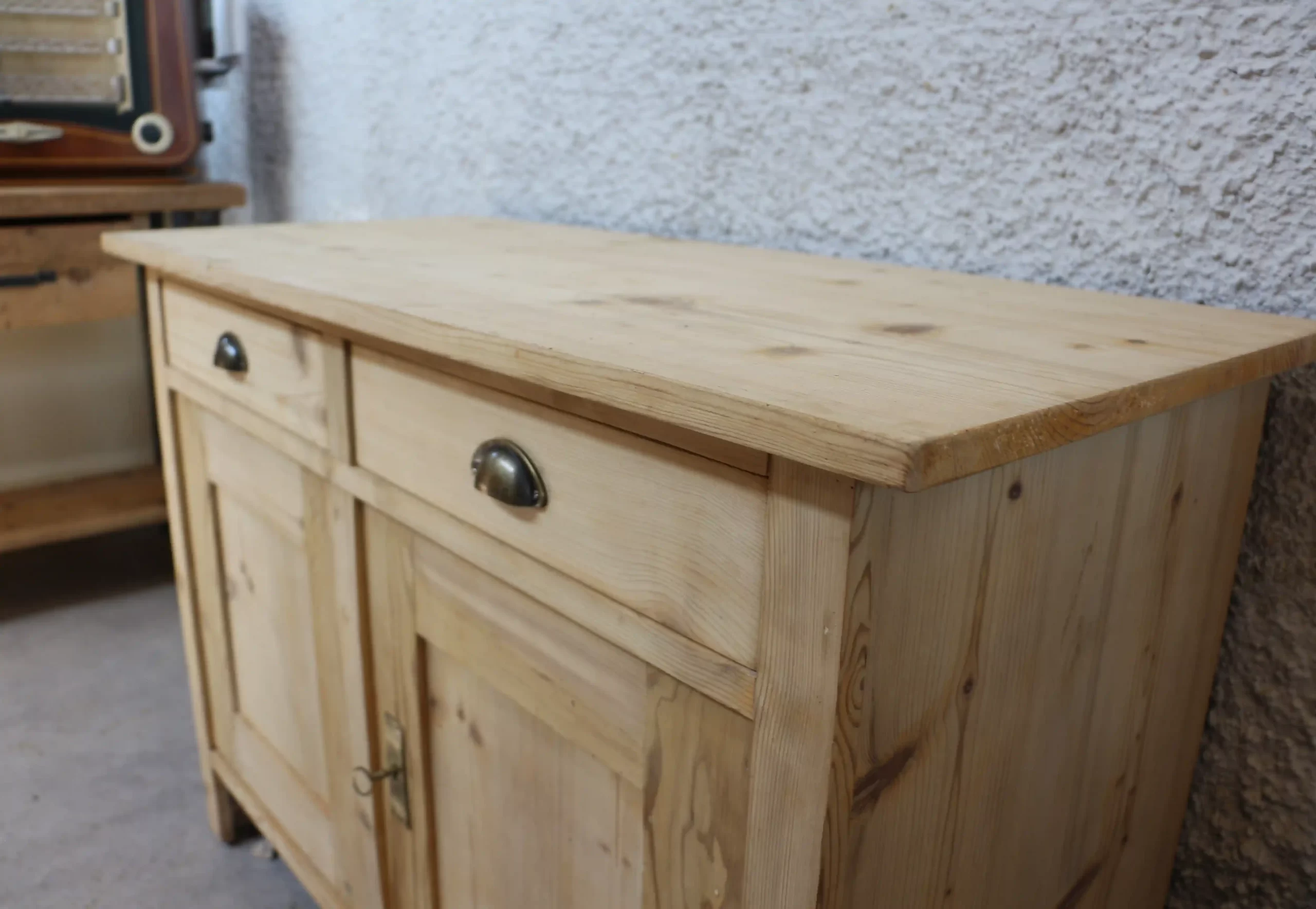 Dolní část původní kredence z 19. století - z leva