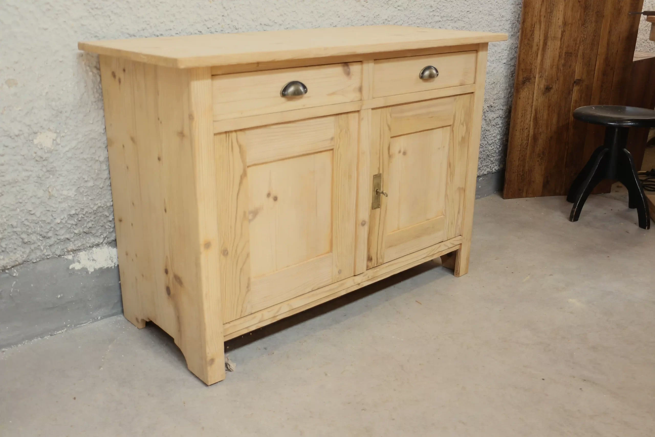 Dolní část původní kredence z 19. století - z prava