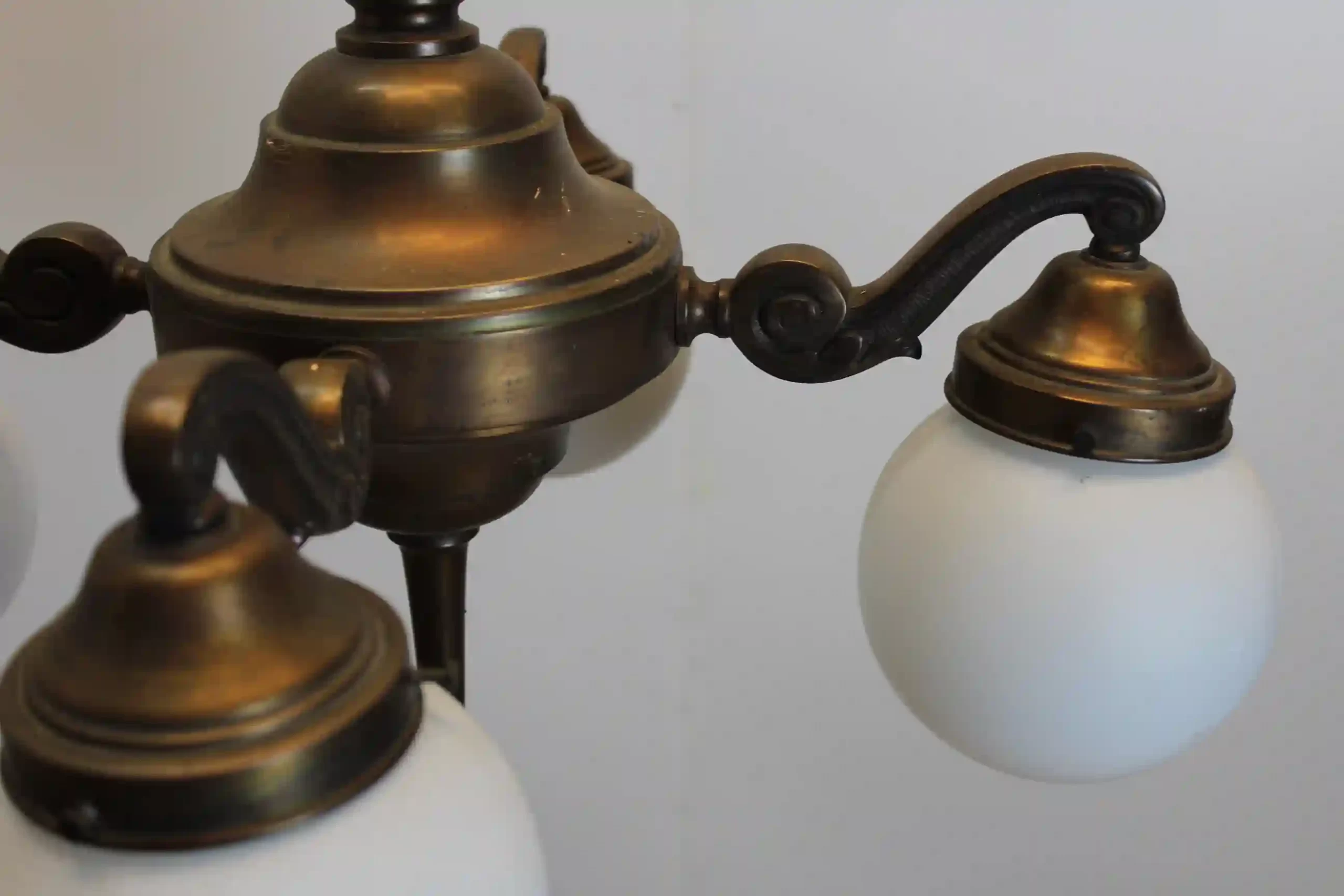 Klasický bronzový lustr - detail