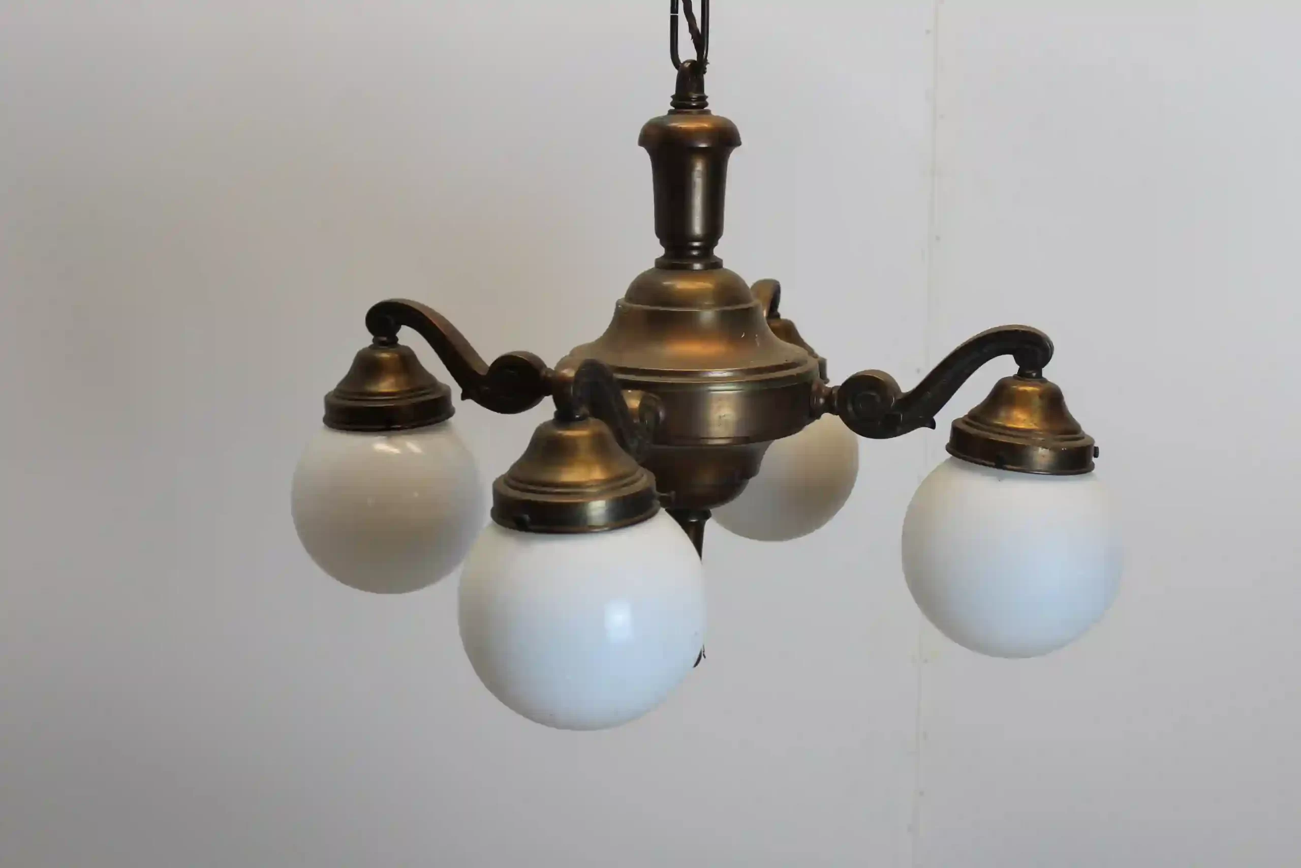 Klasický bronzový lustr se skleněnými koulemi (1. pol. 20. století)