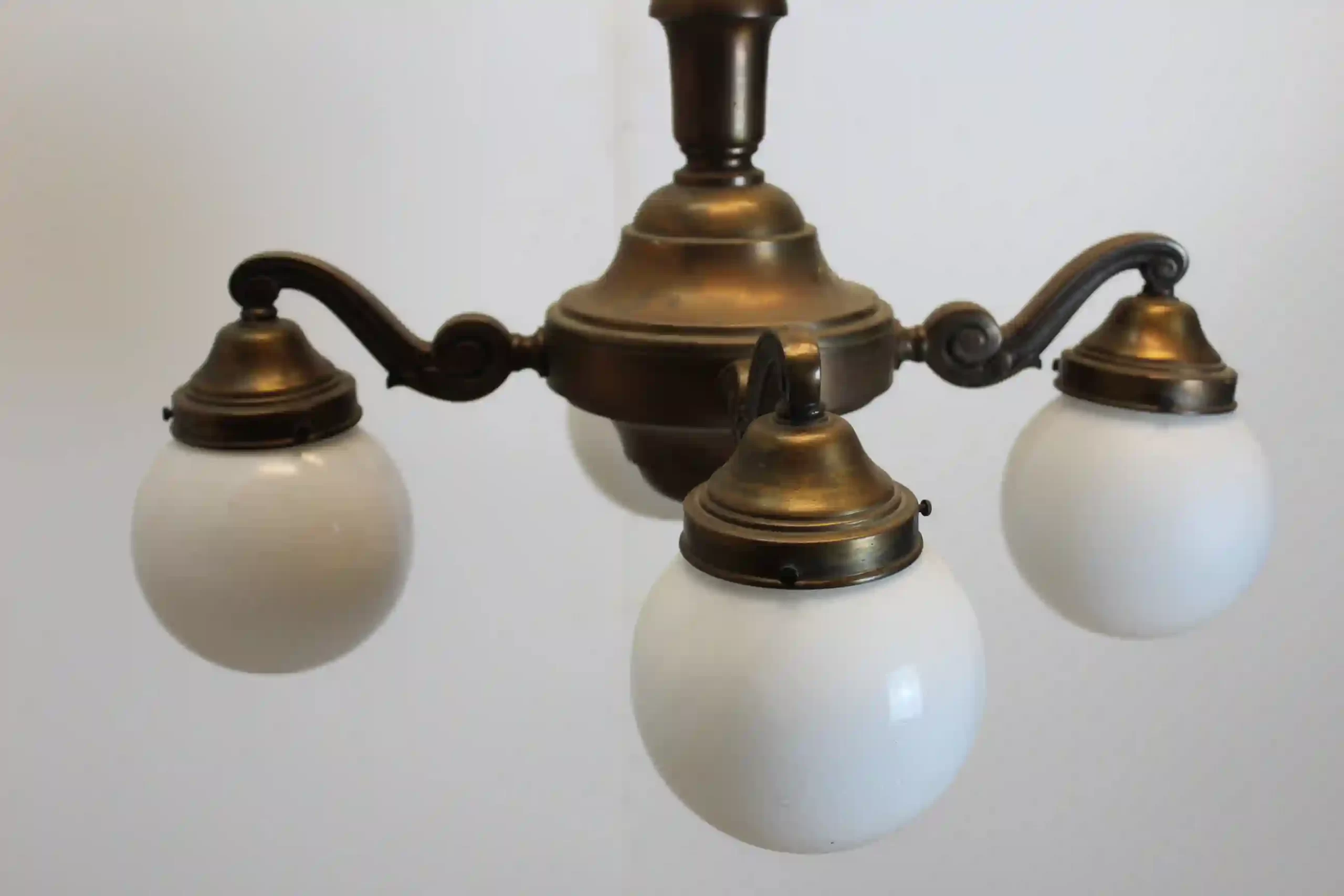 Klasický bronzový lustr se skleněnými koulemi