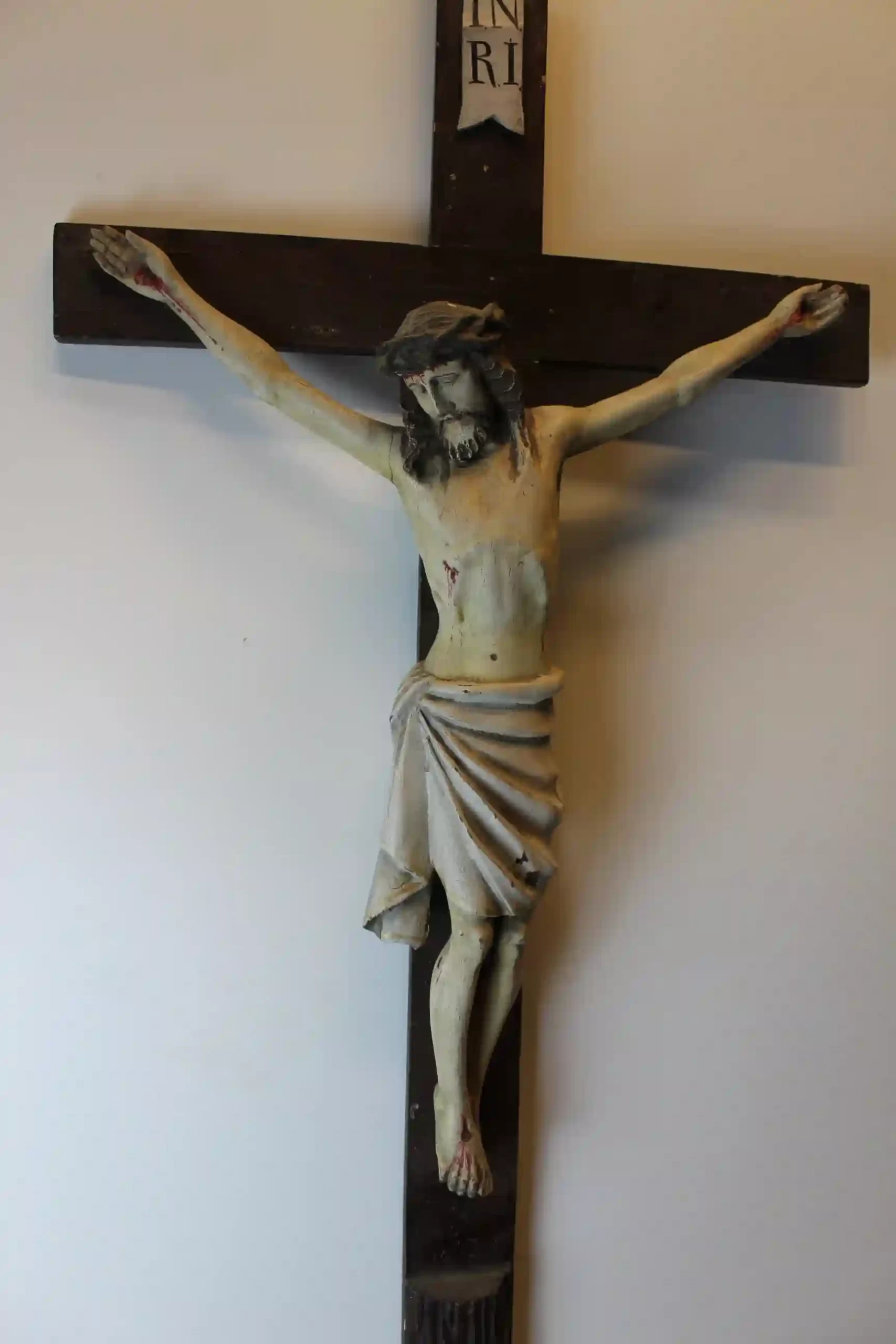 Kříž s figurou Krista (INRI)