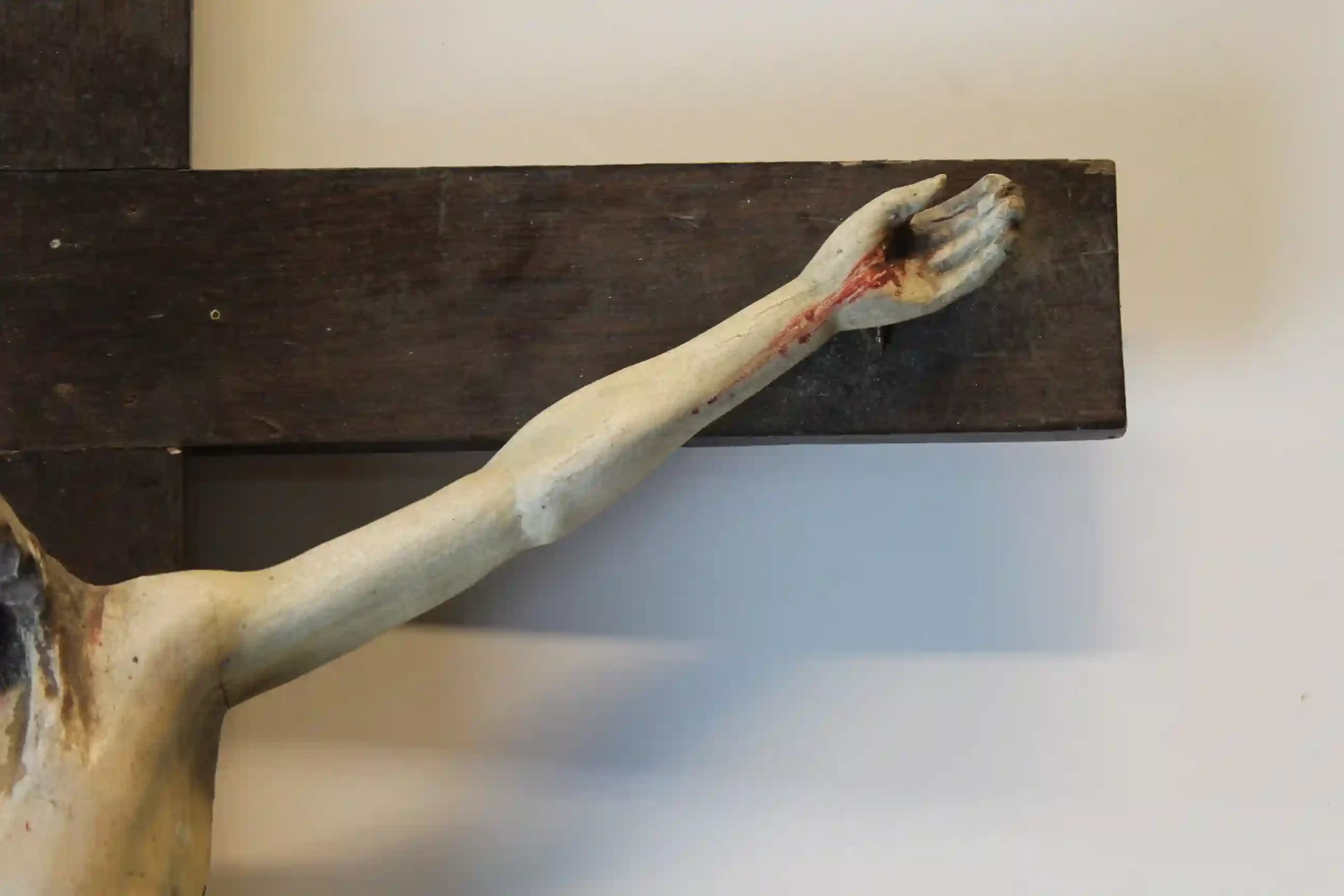 Nástěnný kříž s figurou Krista (INRI) - detail