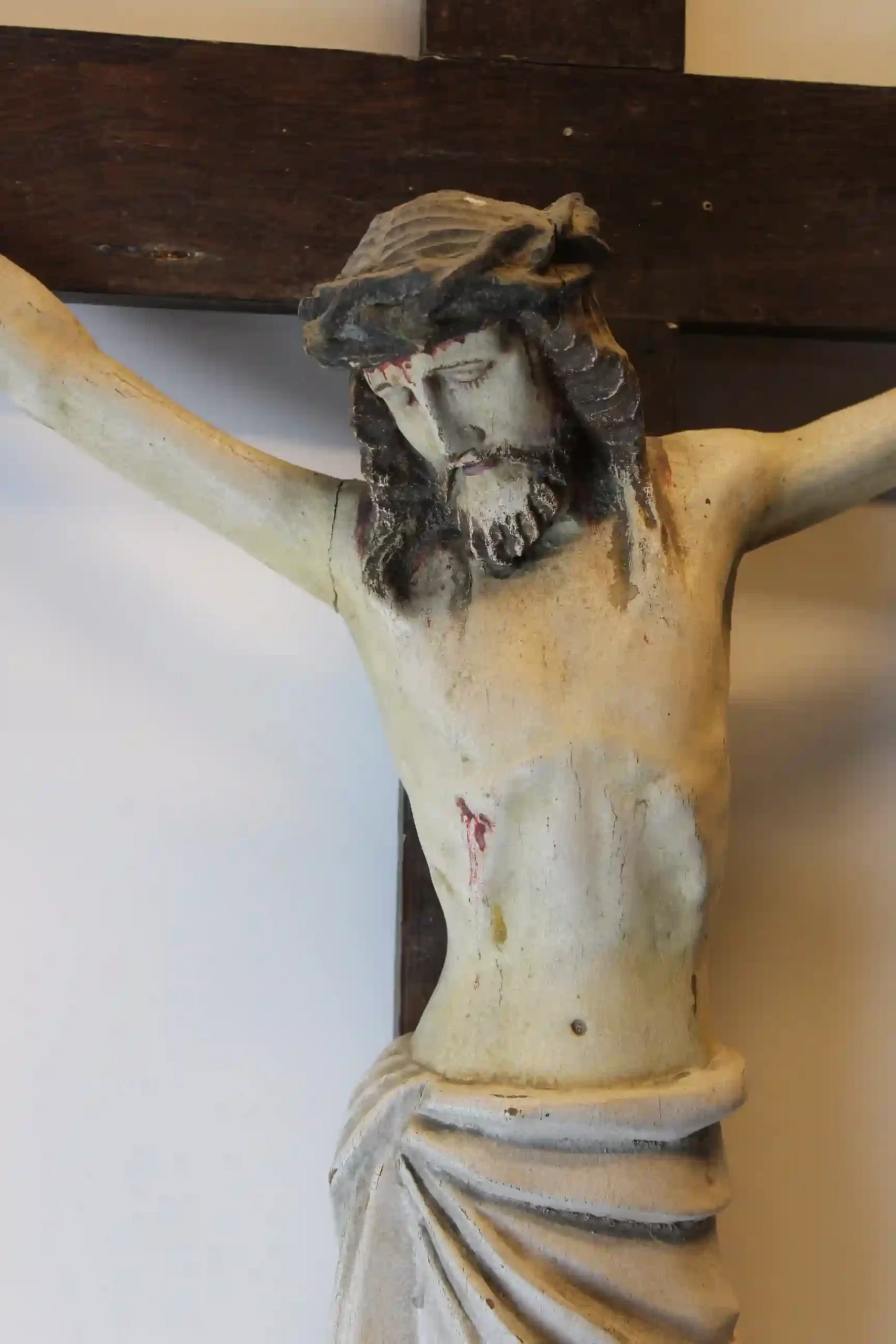 Nástěnný kříž s figurou Krista (INRI)