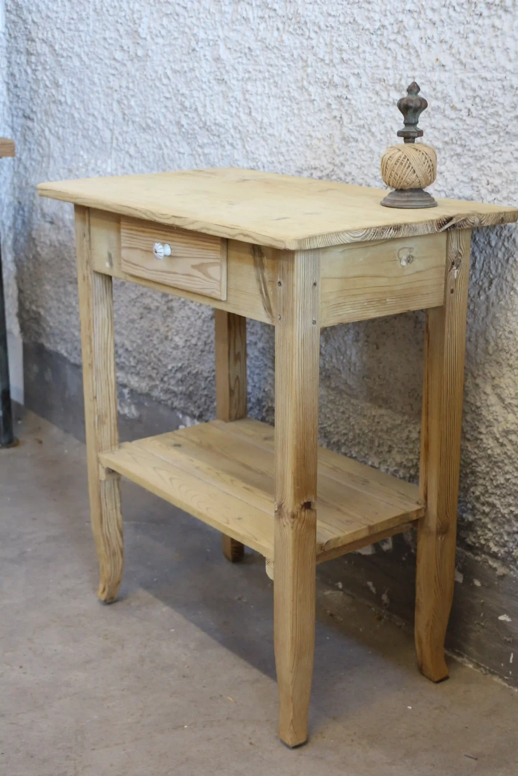 Originální malý selský stolek s šuplíkem - pohled ze strany