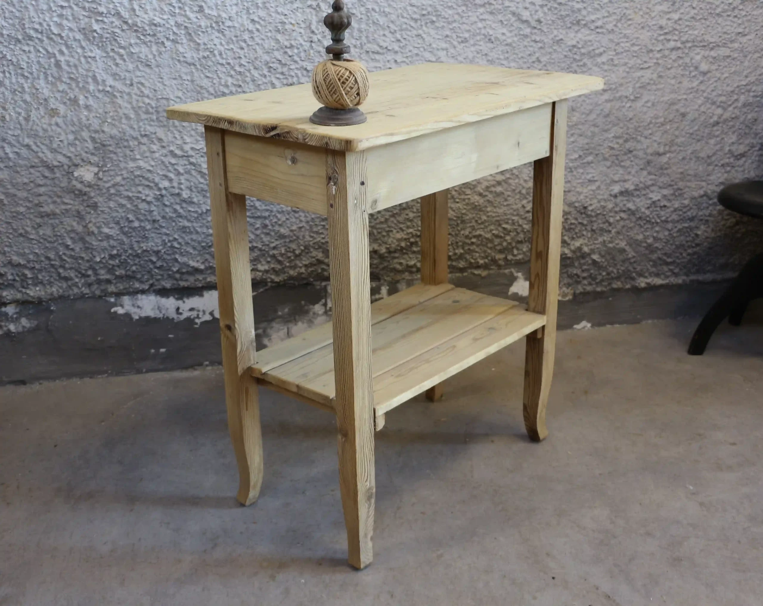 Originální malý selský stolek s šuplíkem - pohled ze zadu