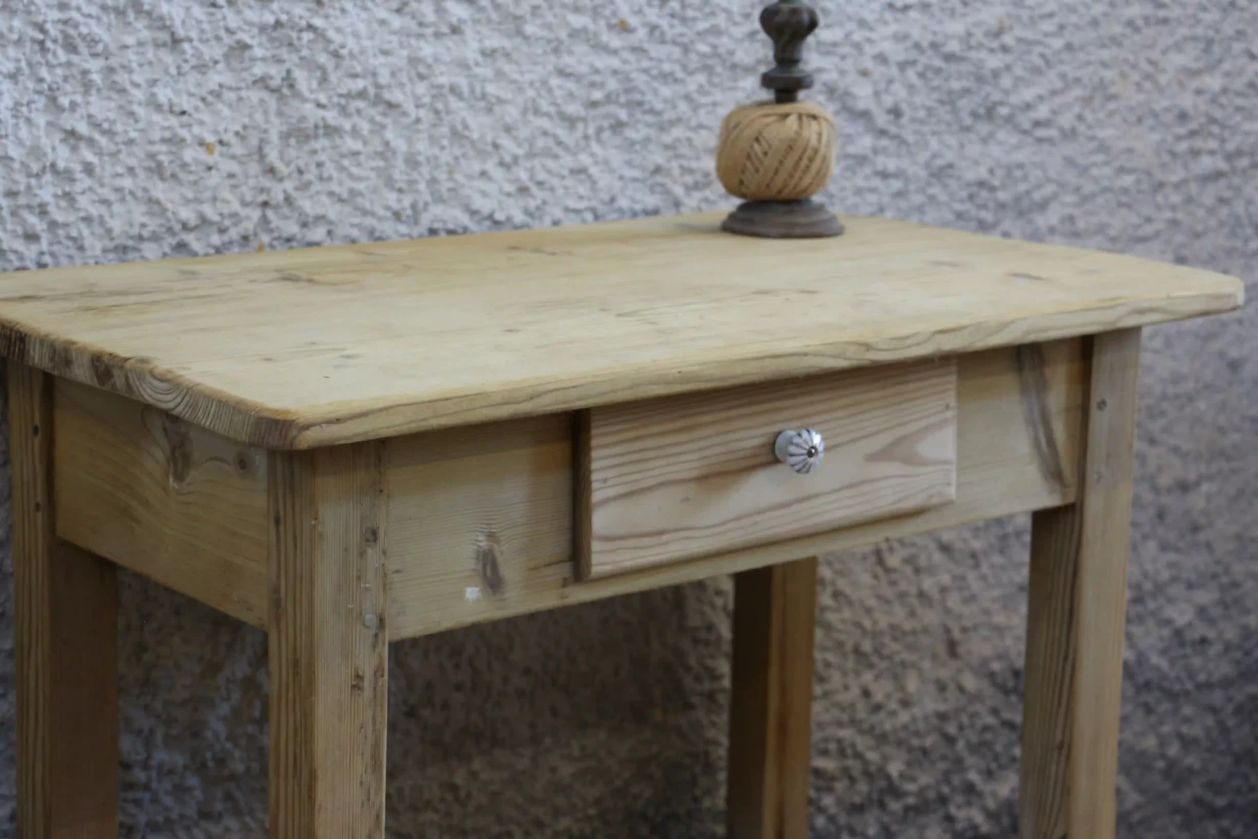 Originální malý selský stolek s šuplíkem - porcelánová knopka