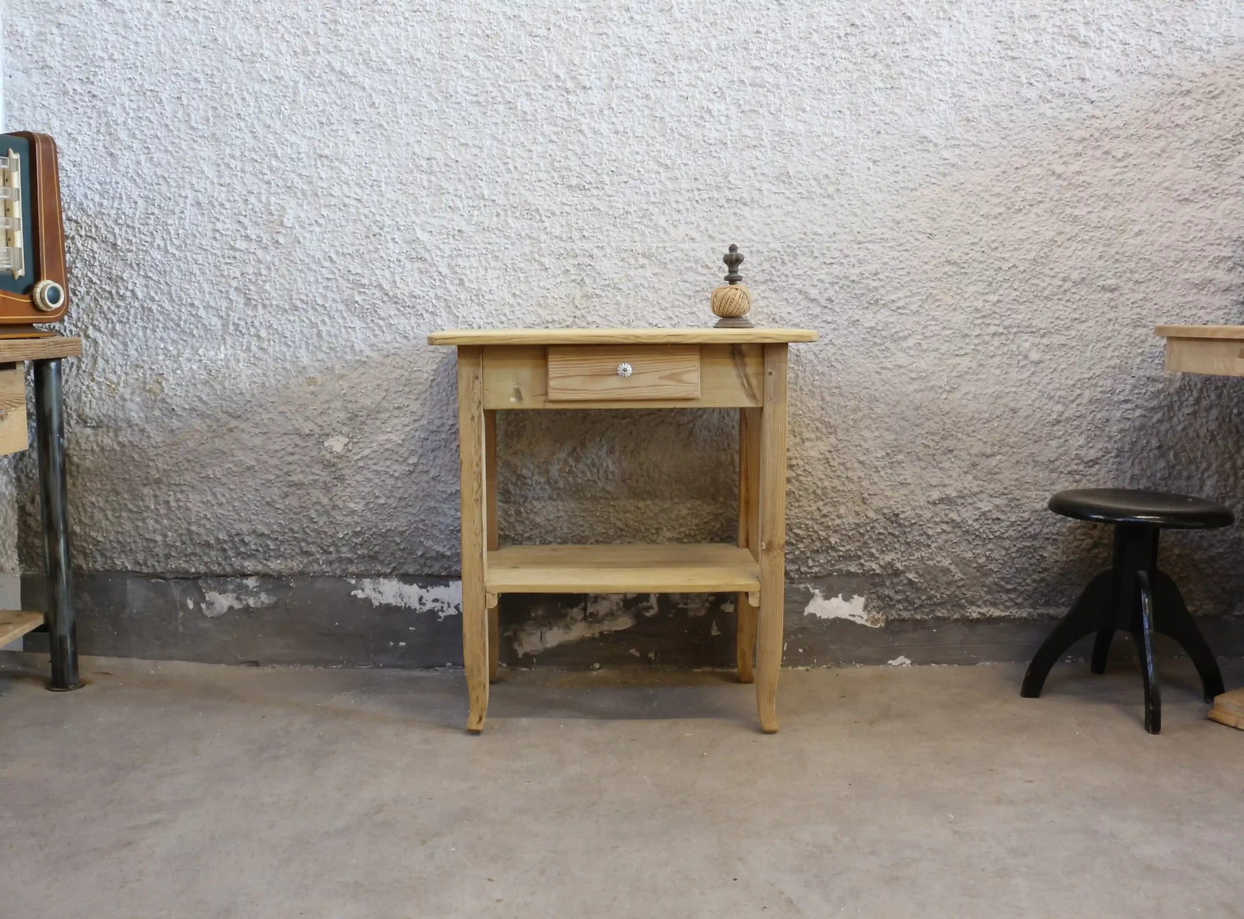 Originální malý selský stolek s šuplíkem