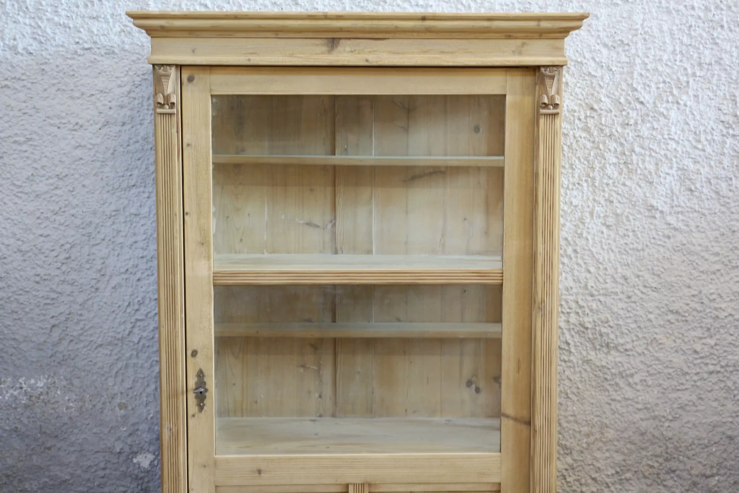 Originální venkovská vitrína z 19. století