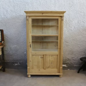 Originální venkovská vitrína z 19. století – prosklená skříň z masivu