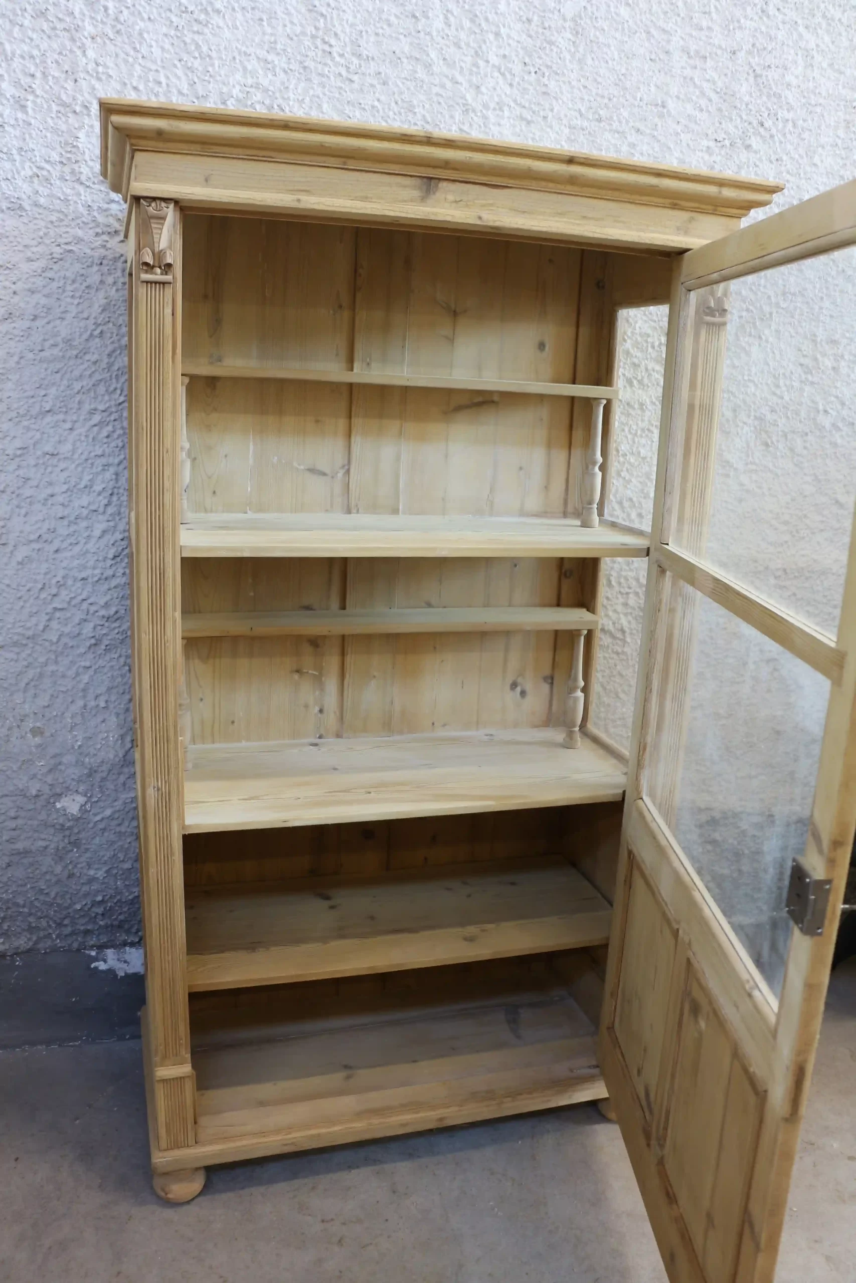 Originální venkovská vitrína z 19. století – prosklená skříň z masivu - pohled dovnitř