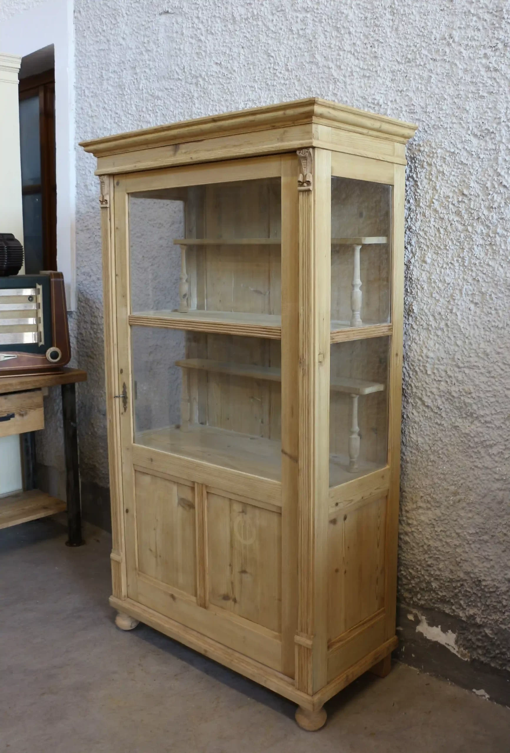 Originální venkovská vitrína z 19. století – prosklená skříň z masivu - pohled z leva