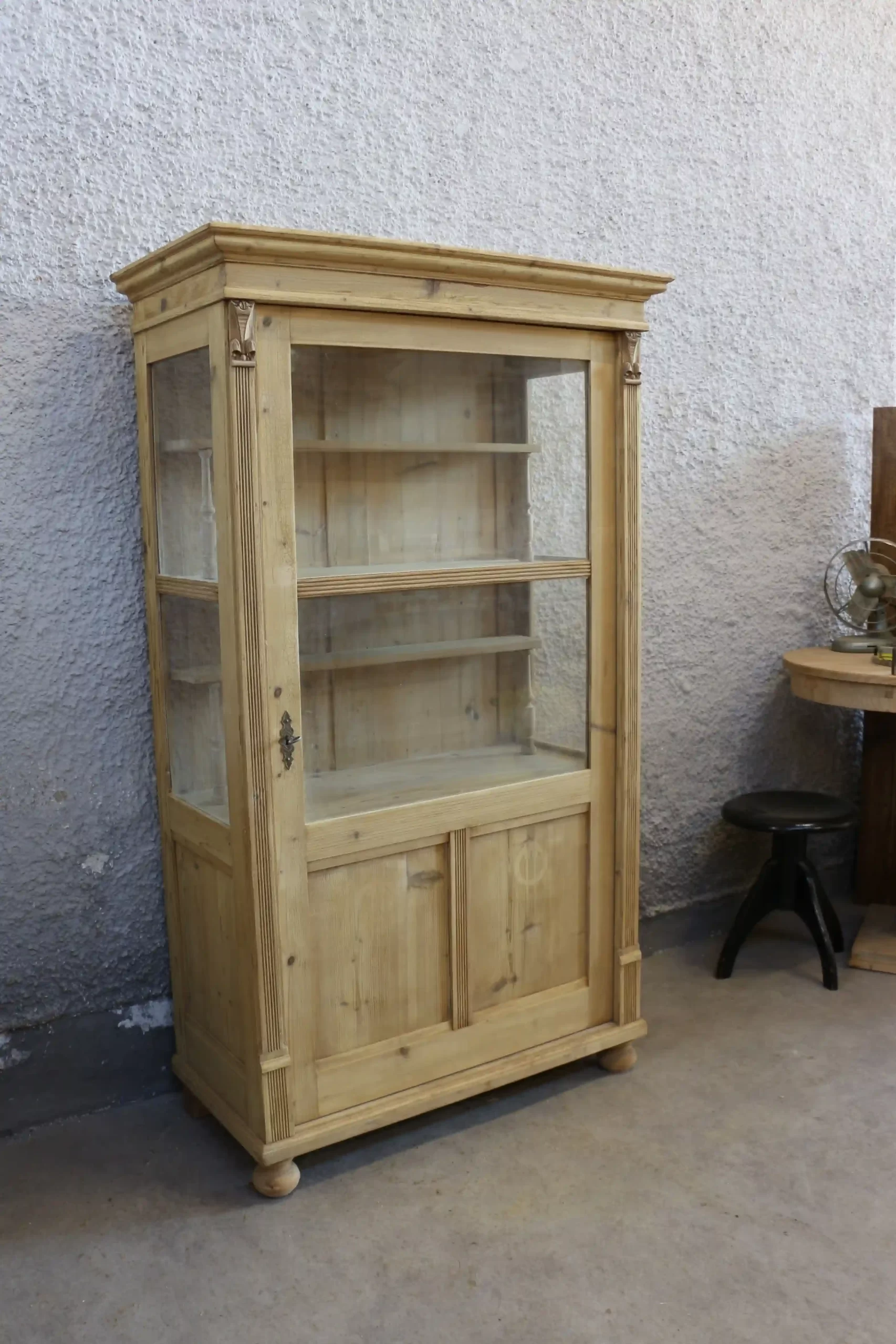 Originální venkovská vitrína z 19. století – prosklená skříň z masivu - pohled z prava