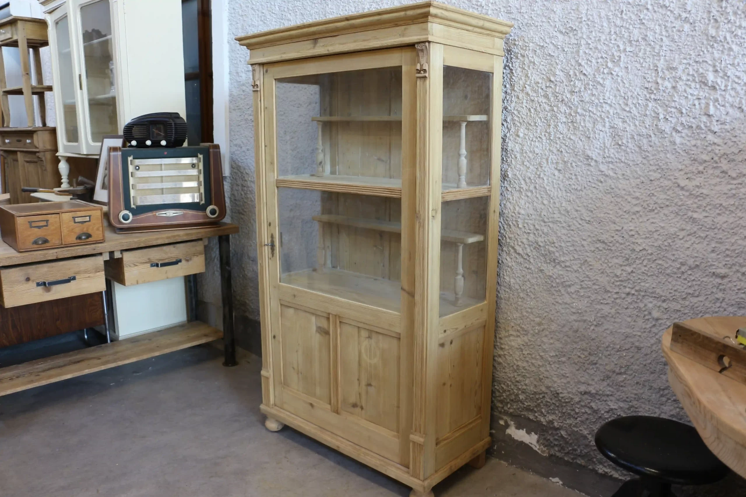 Originální venkovská vitrína z 19. století – prosklená skříň z masivu - pohled ze strany