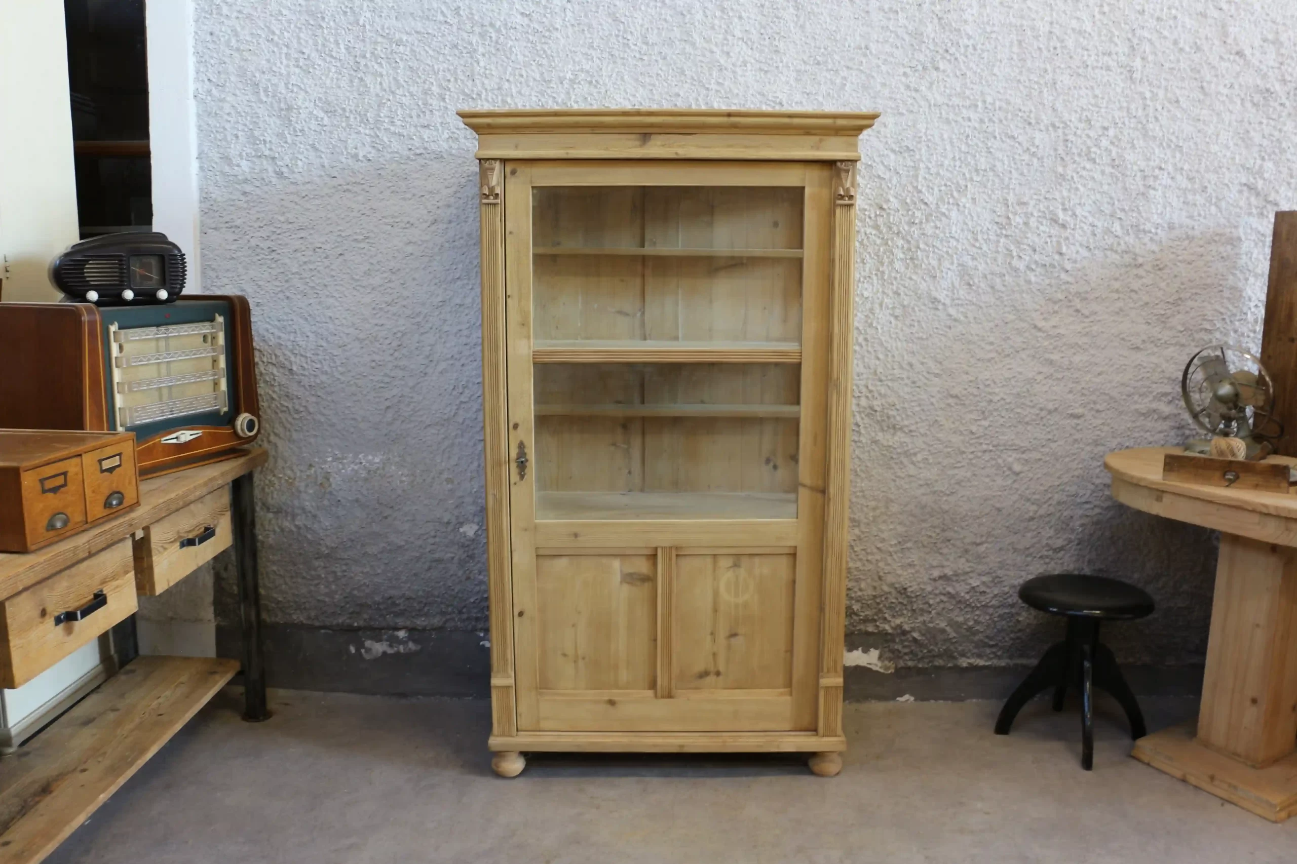 Originální venkovská vitrína z 19. století – prosklená skříň z masivu