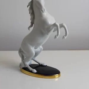 Porcelánová soška vzpínajícího se koně