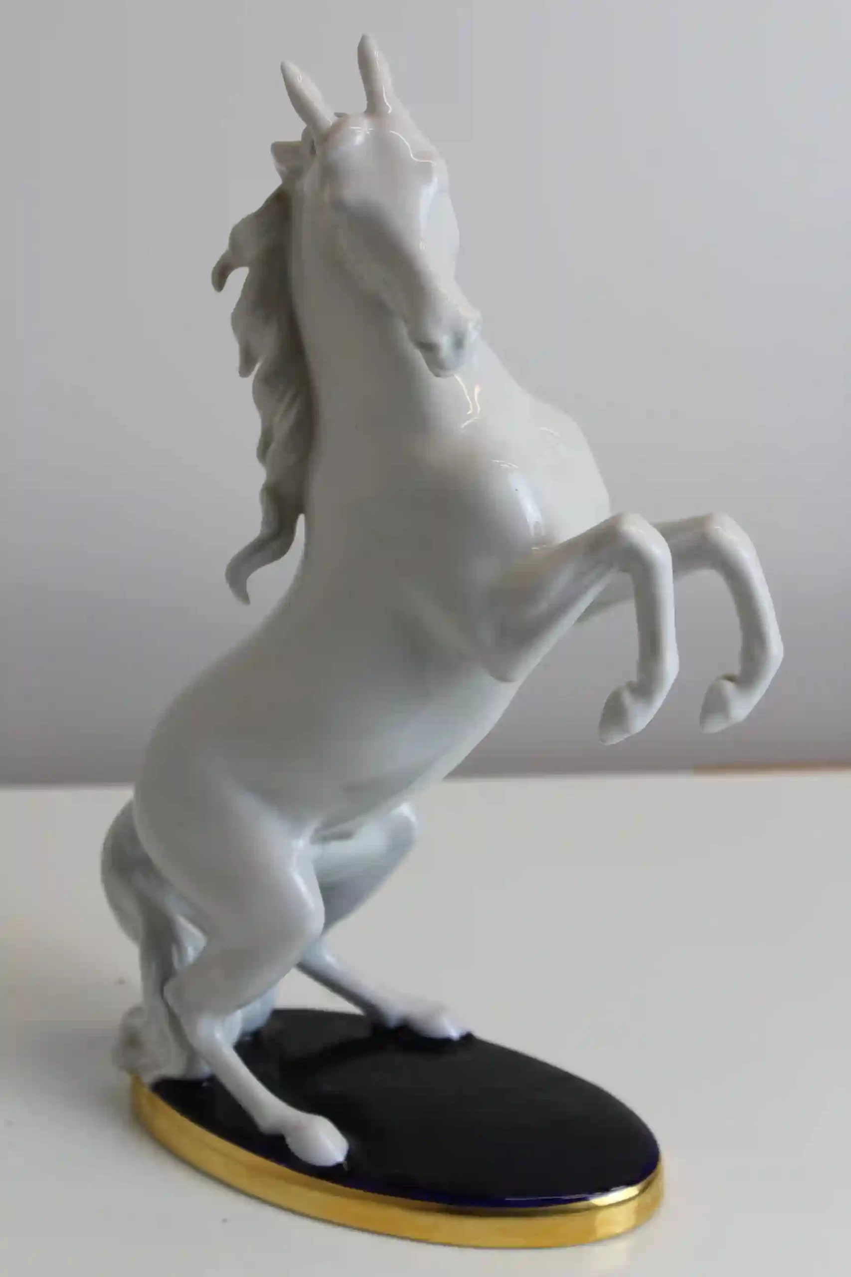 Porcelánová soška vzpínajícího se koně - Detail