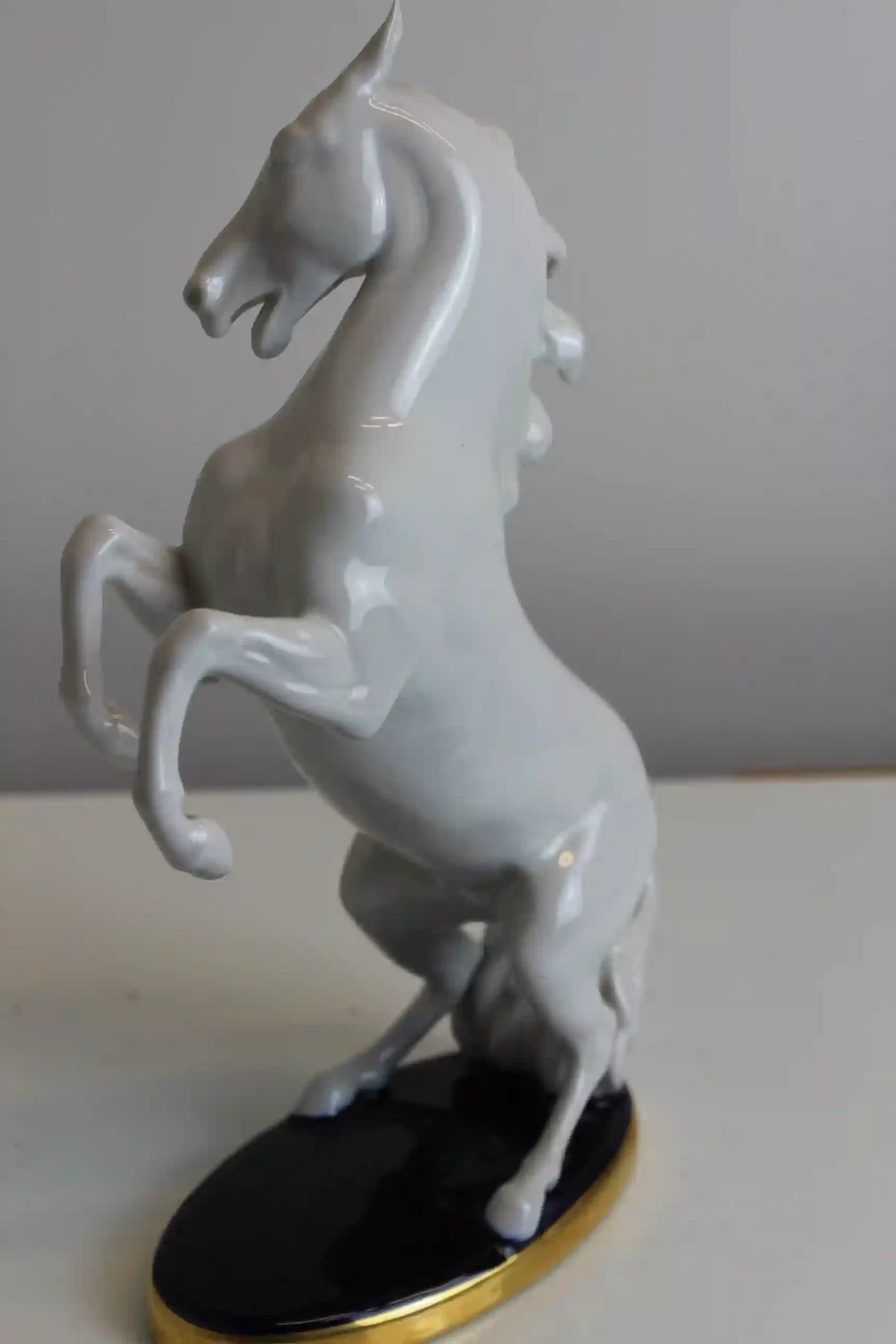 Porcelánová soška vzpínajícího se koně - Levá strana