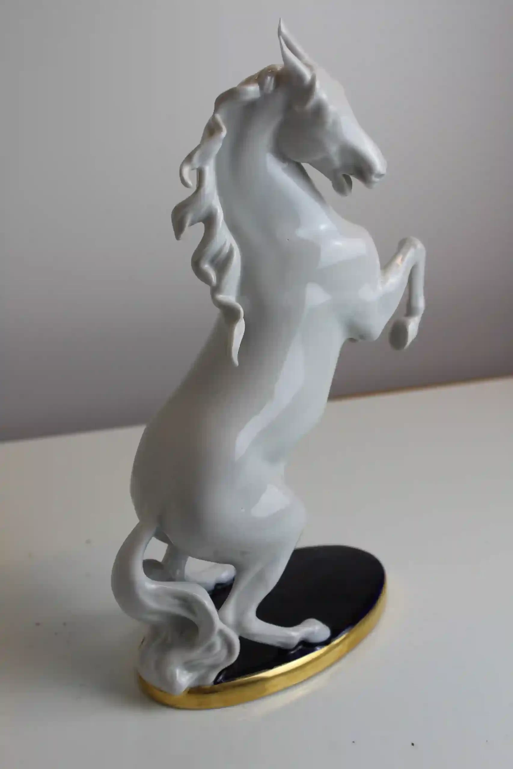 Porcelánová soška vzpínajícího se koně - Pravá strana