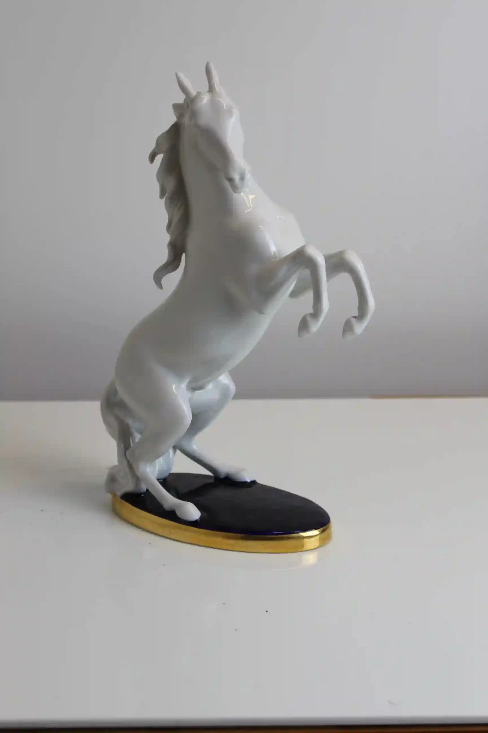Porcelánová soška vzpínajícího se koně