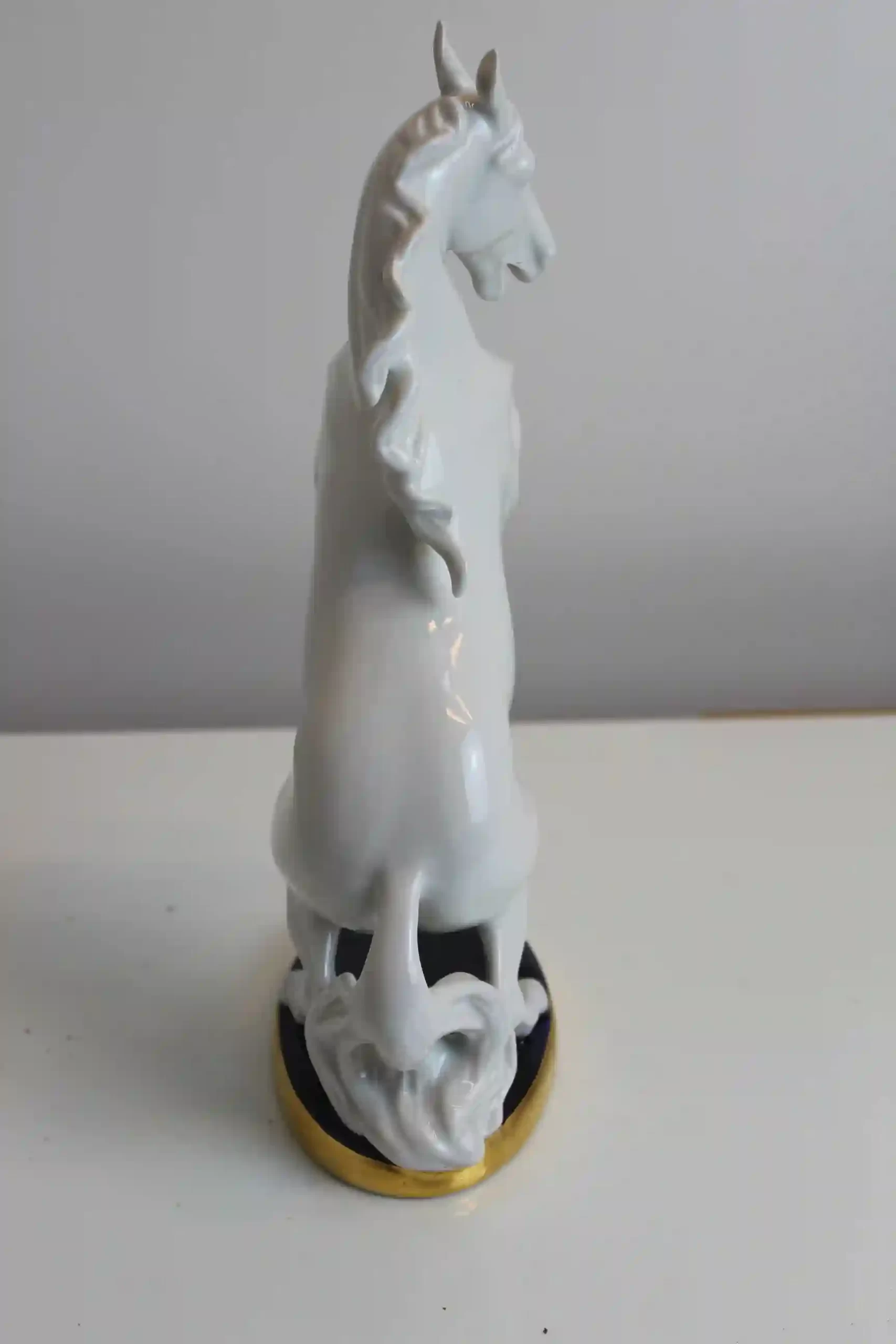 Porcelánová soška vzpínajícího se koně - zezadu
