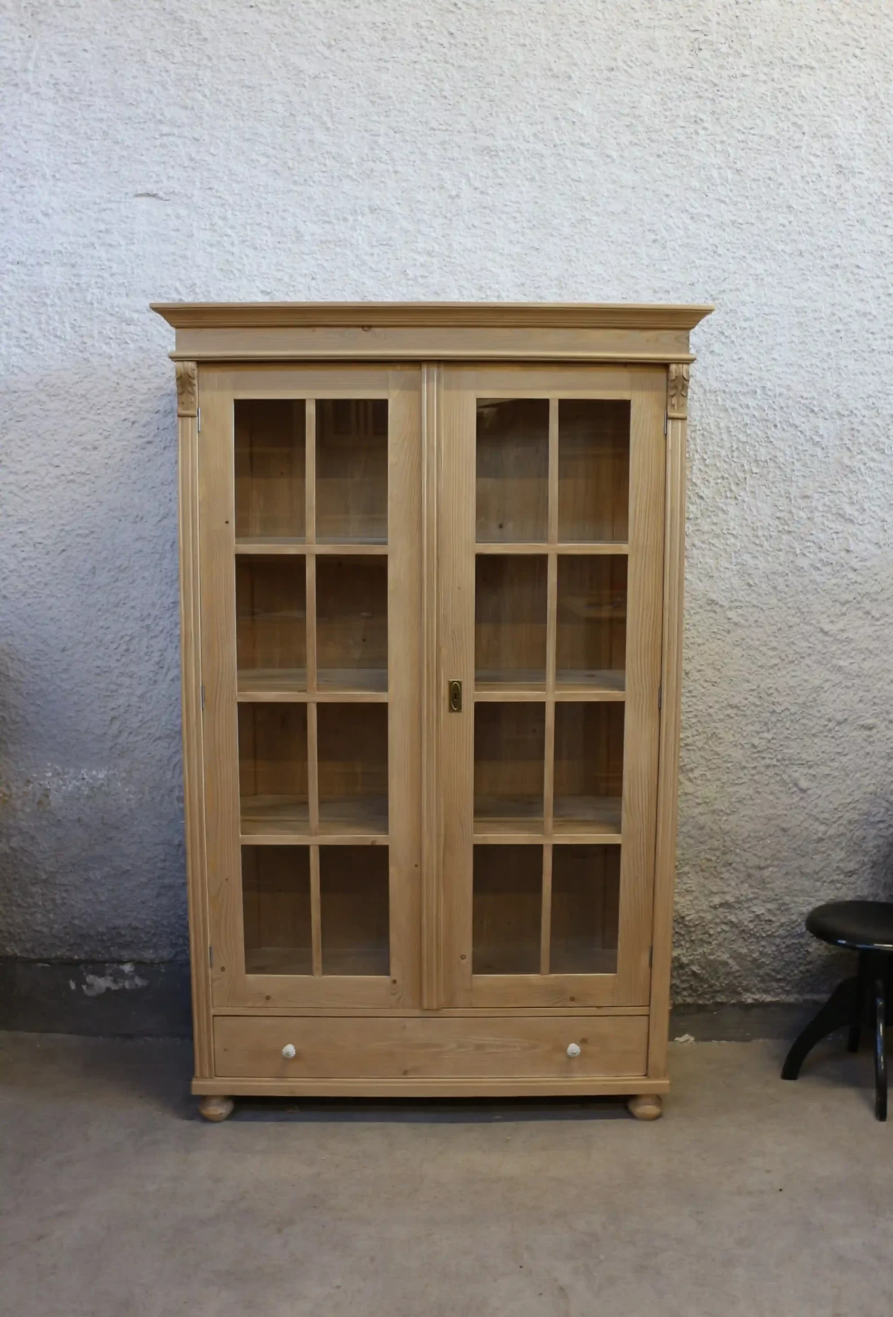 Replika rustikální vitríny