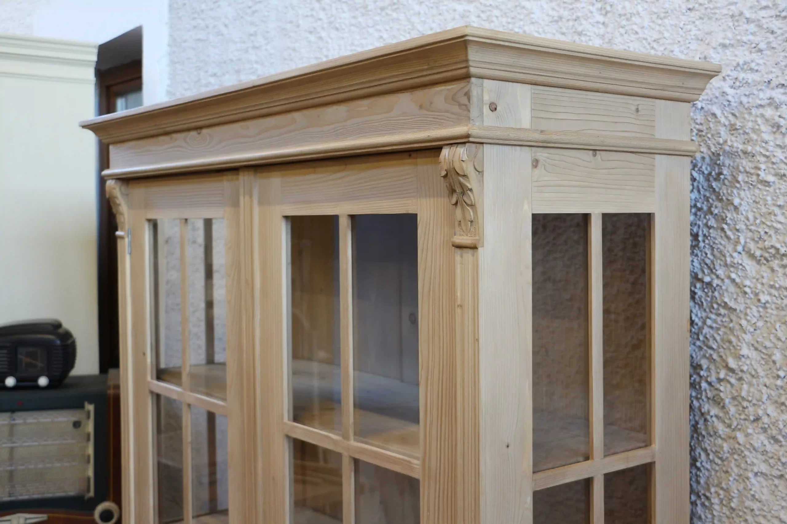 Replika rustikální vitríny z masivu se čtyřmi policemi - detail z leva