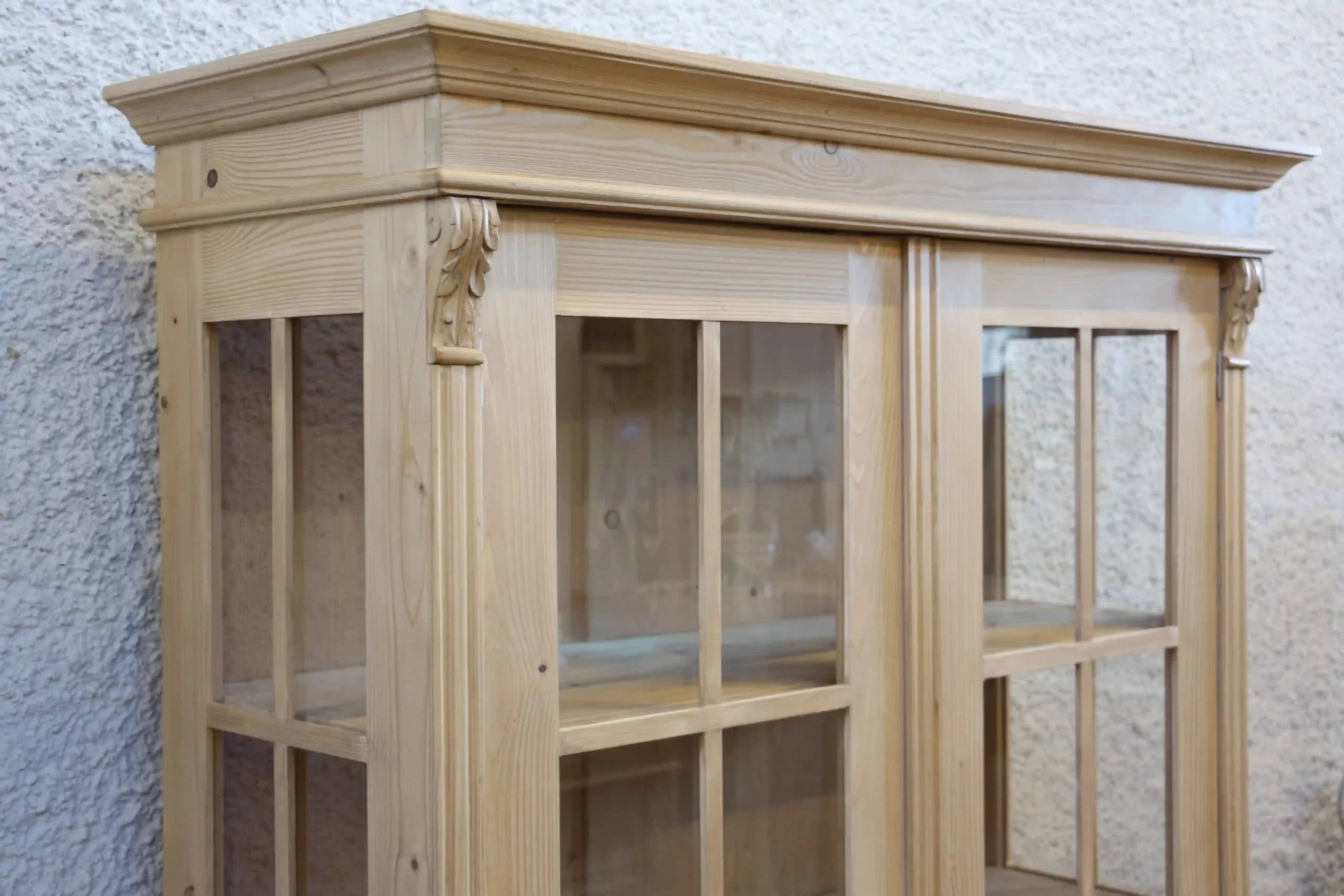 Replika rustikální vitríny z masivu se čtyřmi policemi - detail z prava