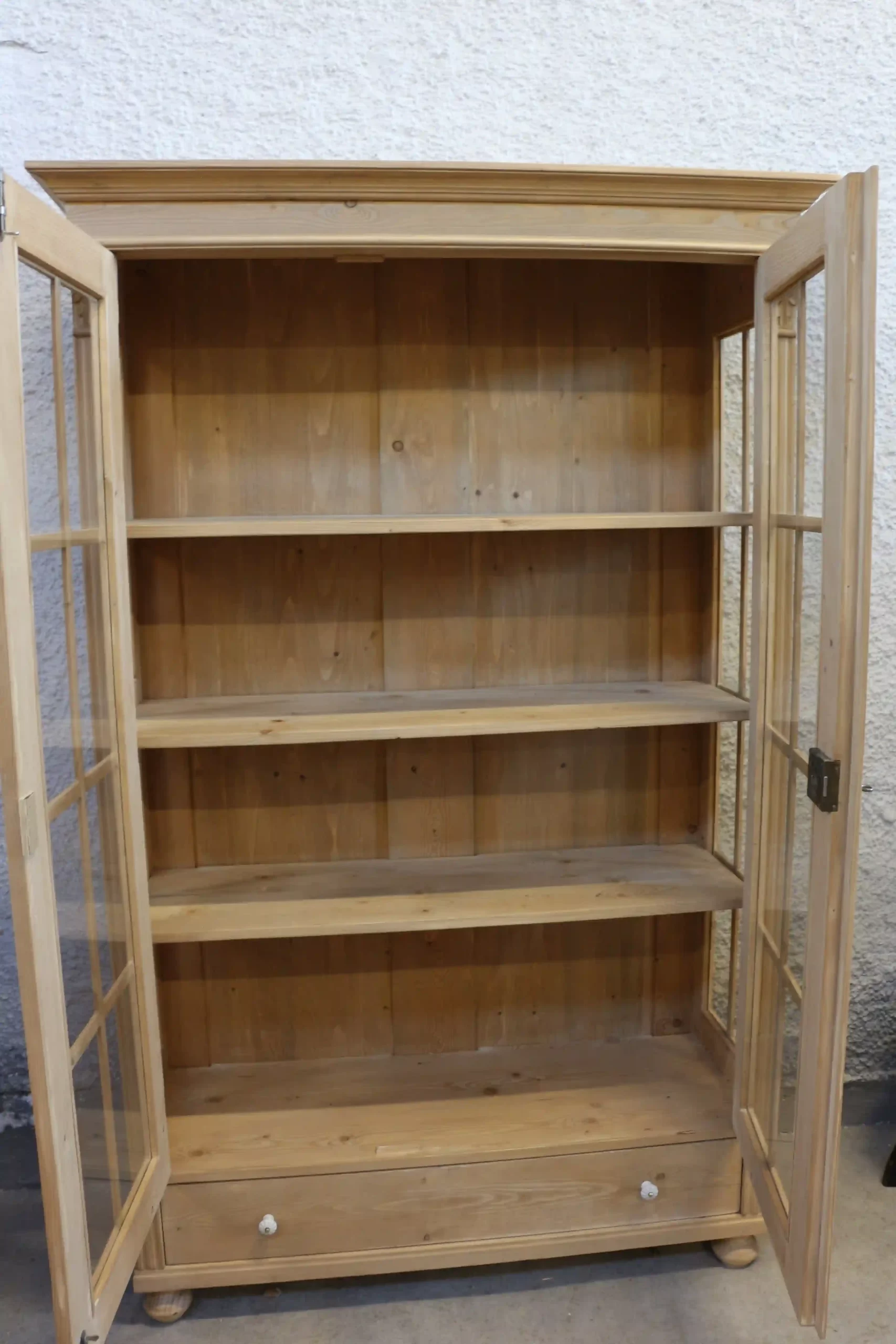 Replika rustikální vitríny z masivu se čtyřmi policemi pohled dovnitř