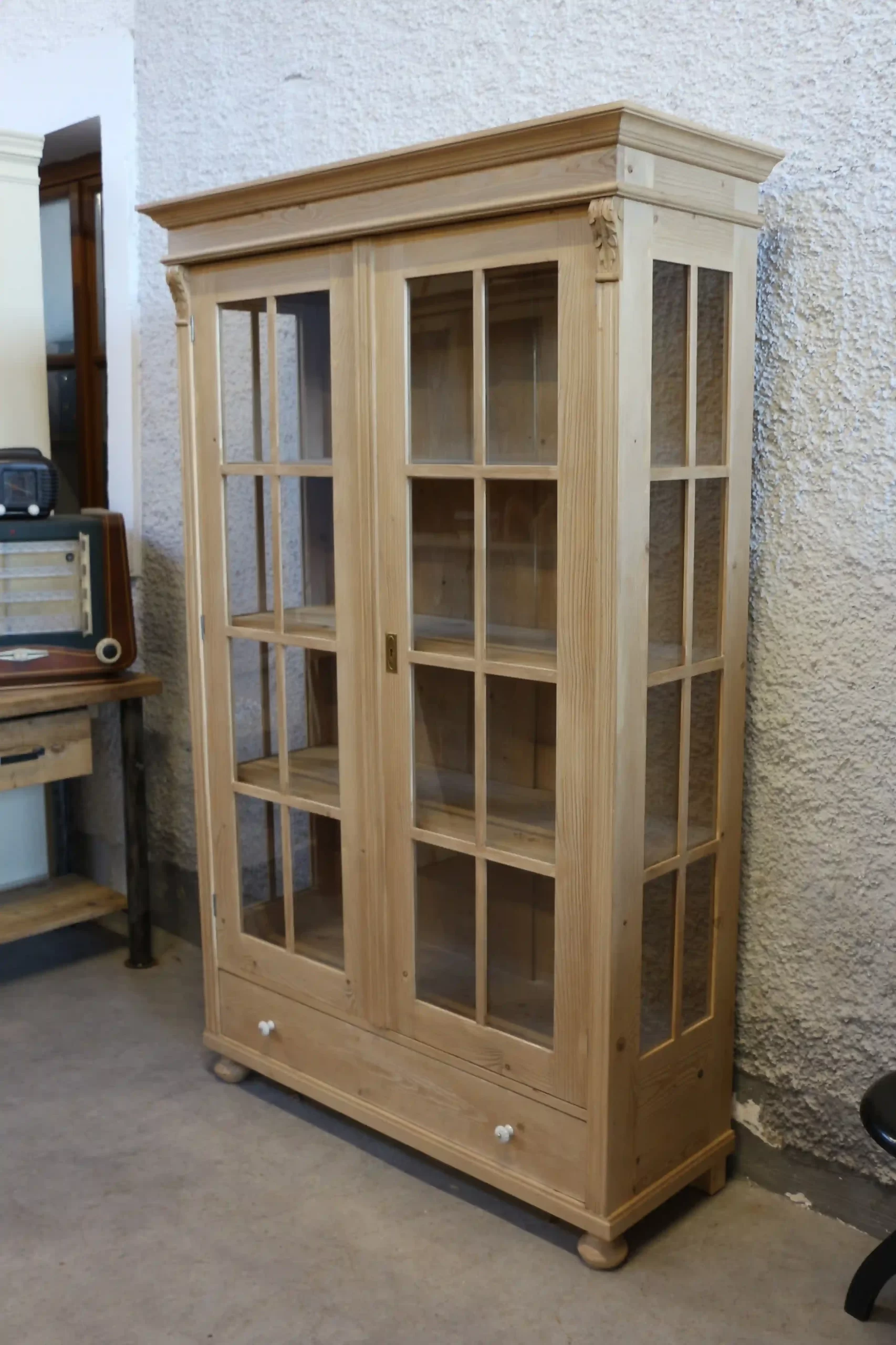 Replika rustikální vitríny z masivu se čtyřmi policemi - pohled z leva