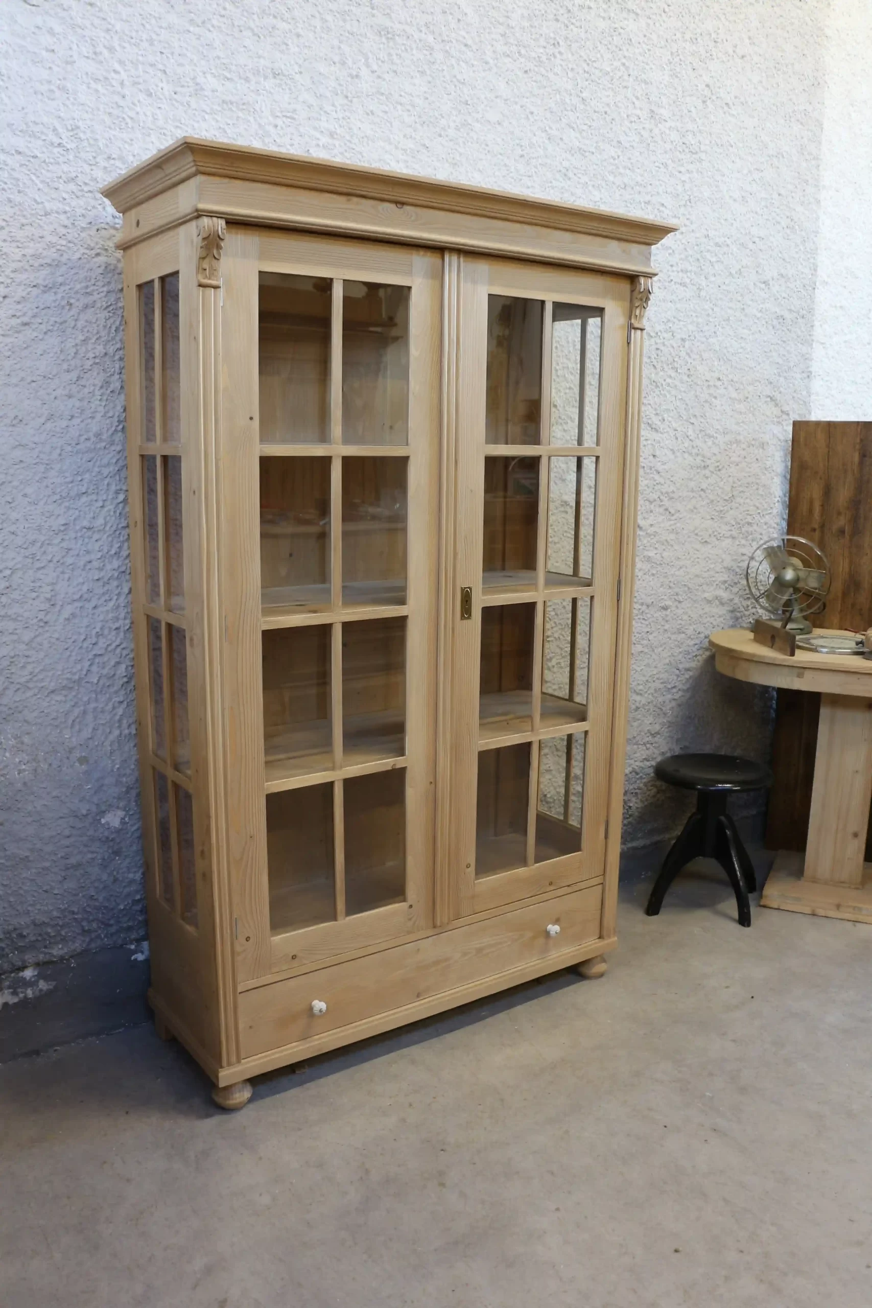 Replika rustikální vitríny z masivu se čtyřmi policemi - pohled z prava