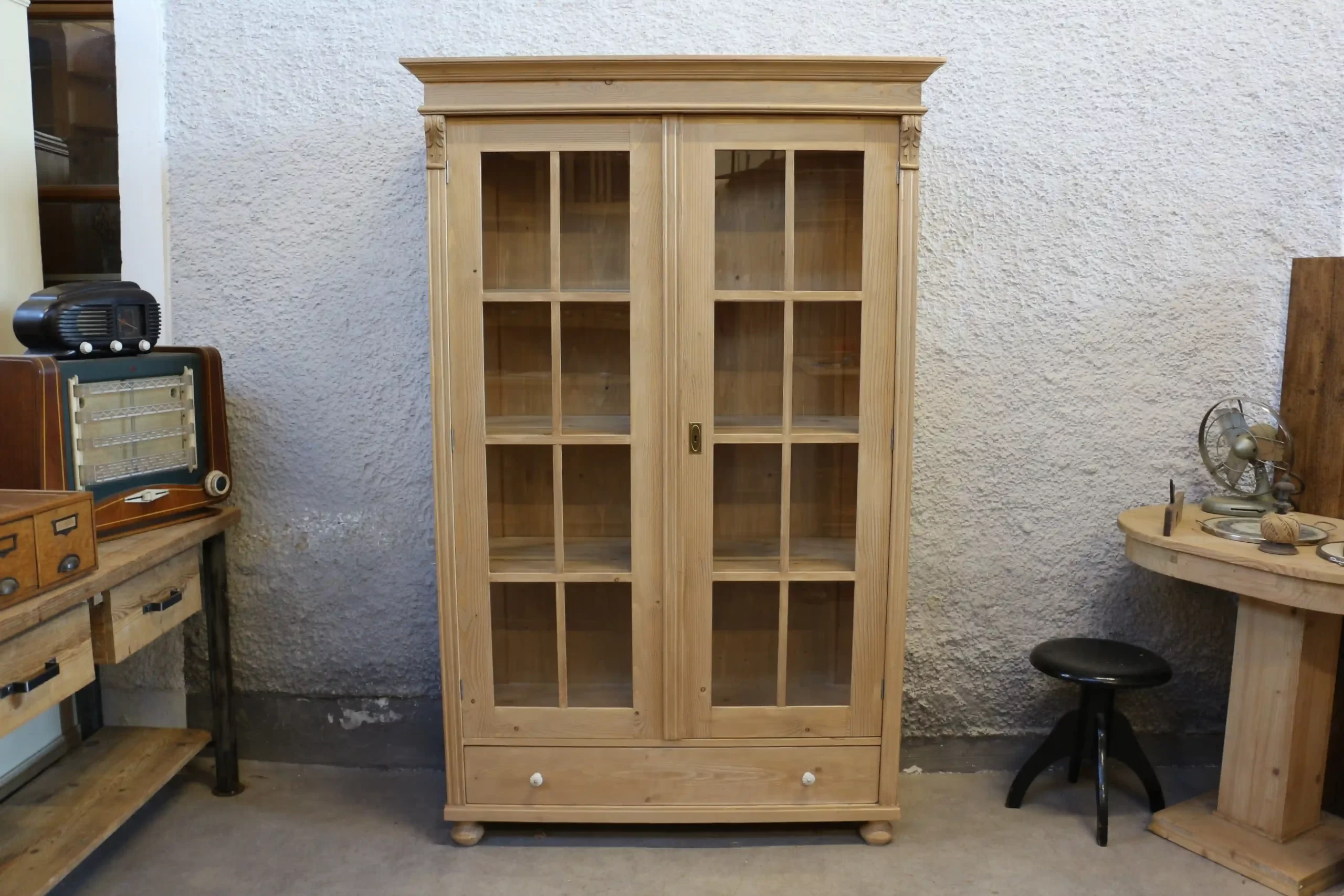 Replika rustikální vitríny z masivu se čtyřmi policemi