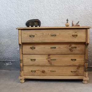 Restaurovaná venkovská komoda s vyřezávanými detaily - originál 19. století