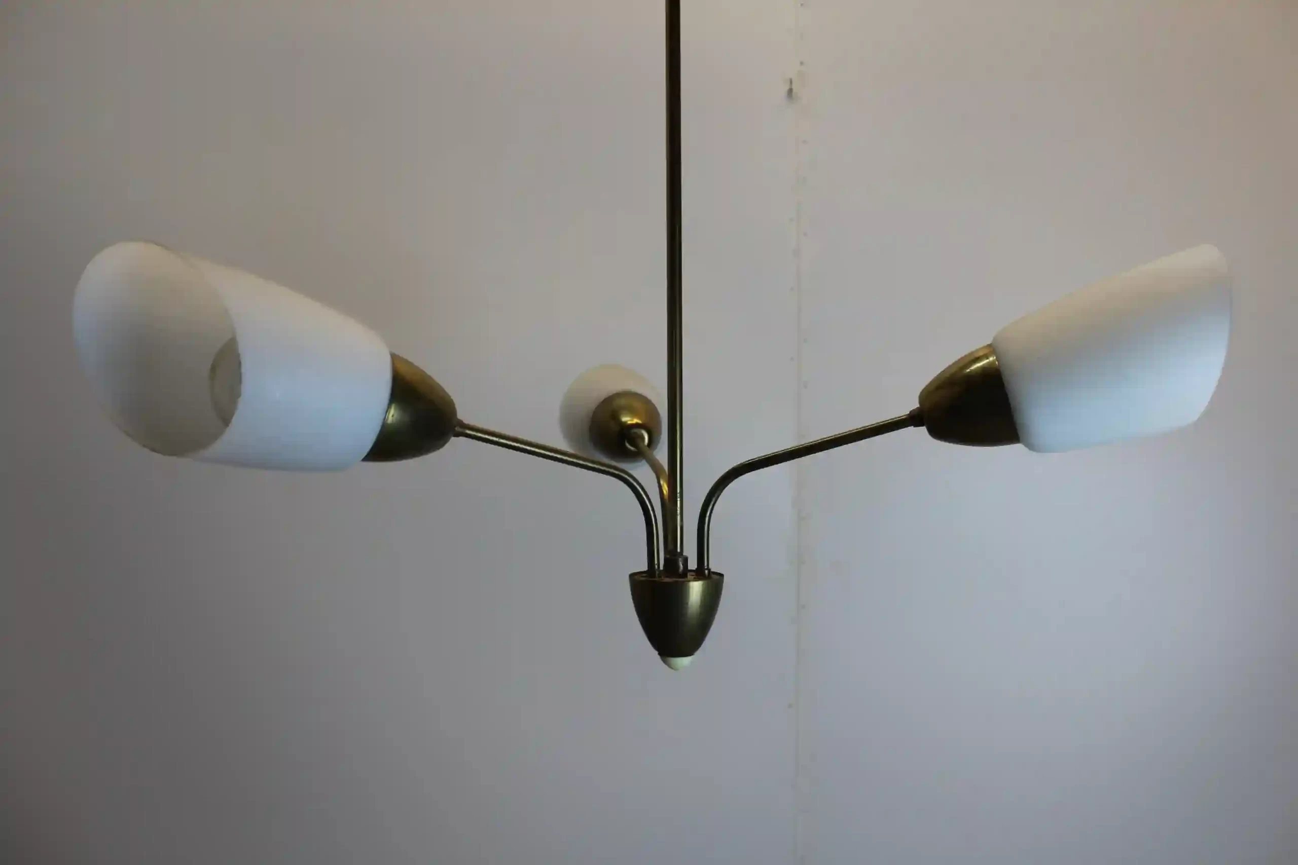 Retro tříramenný lustr ve stylu Bruselského designu – zlacený kov a sklo (50.–60. léta)